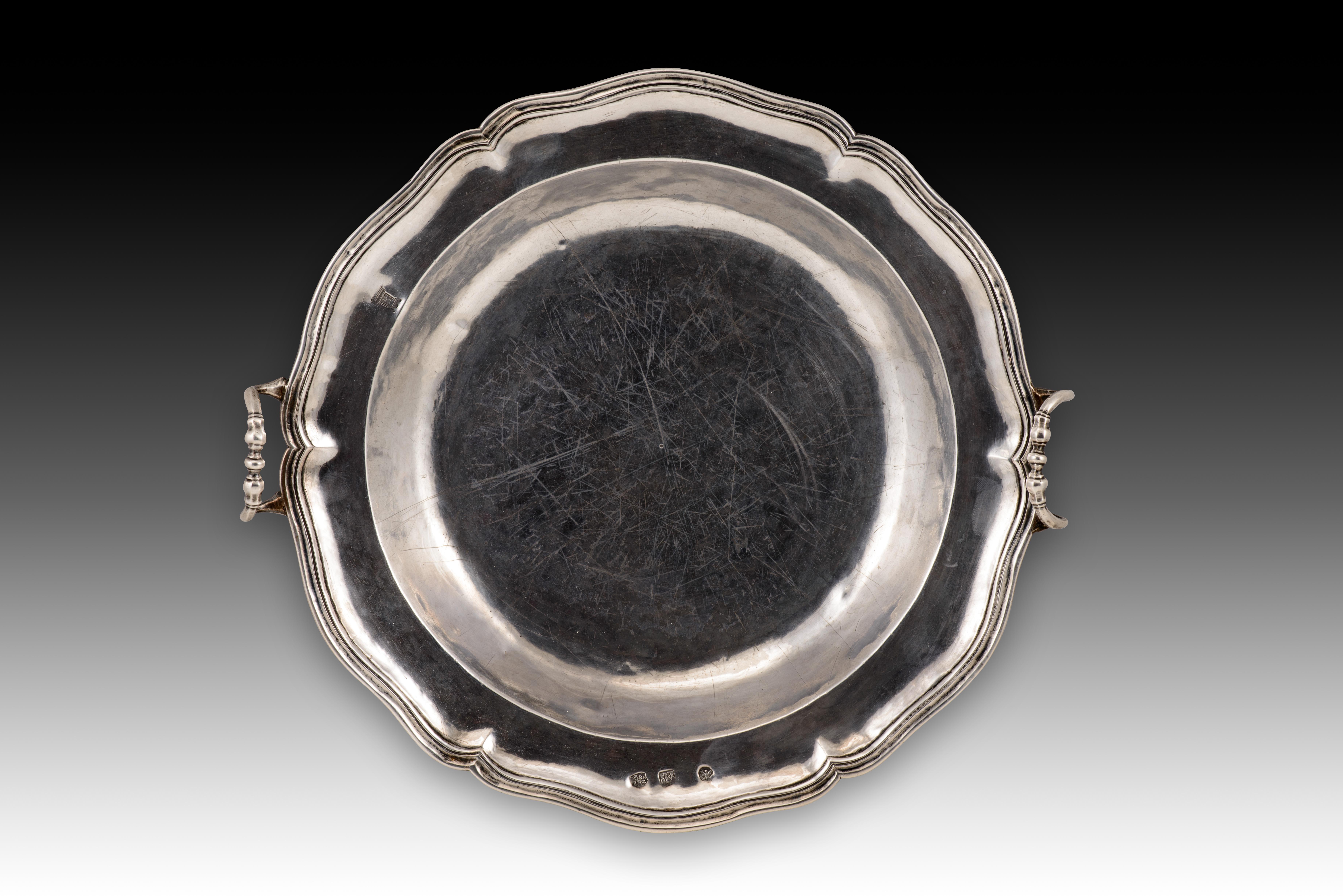 Pair of trays. Silver. GONZÁLEZ DE LA CUEVA, Diego (assayer). Mexico City, second half of the 18th century. 
With contrast marks. 
Pair of oval silver trays in their own colour, each with two handles (decorated with faceted circular and vase-like