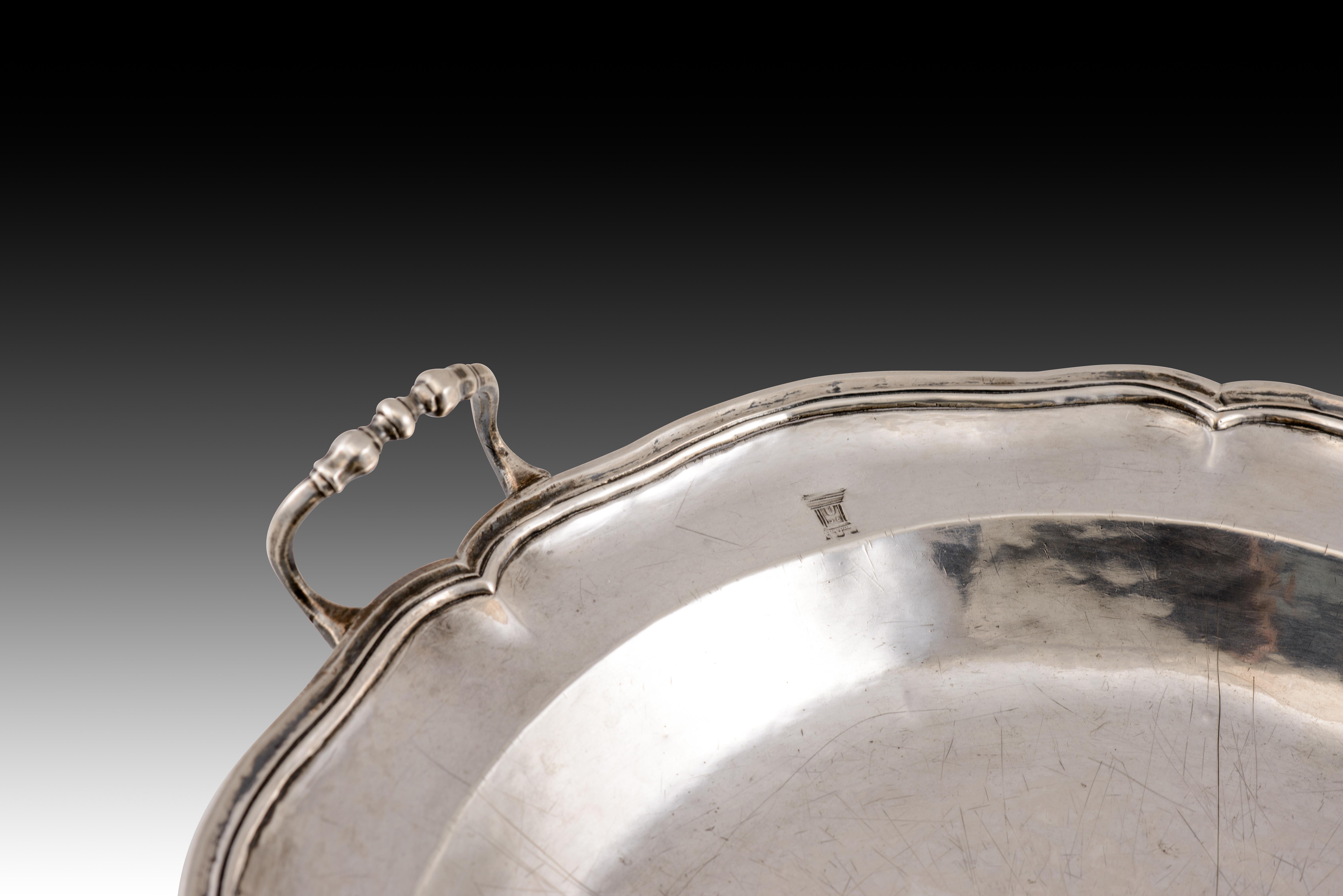 Pair of trays. Silver. GONZÁLEZ DE LA CUEVA, Diego (assayer). Mexico City, secon In Fair Condition For Sale In Madrid, ES