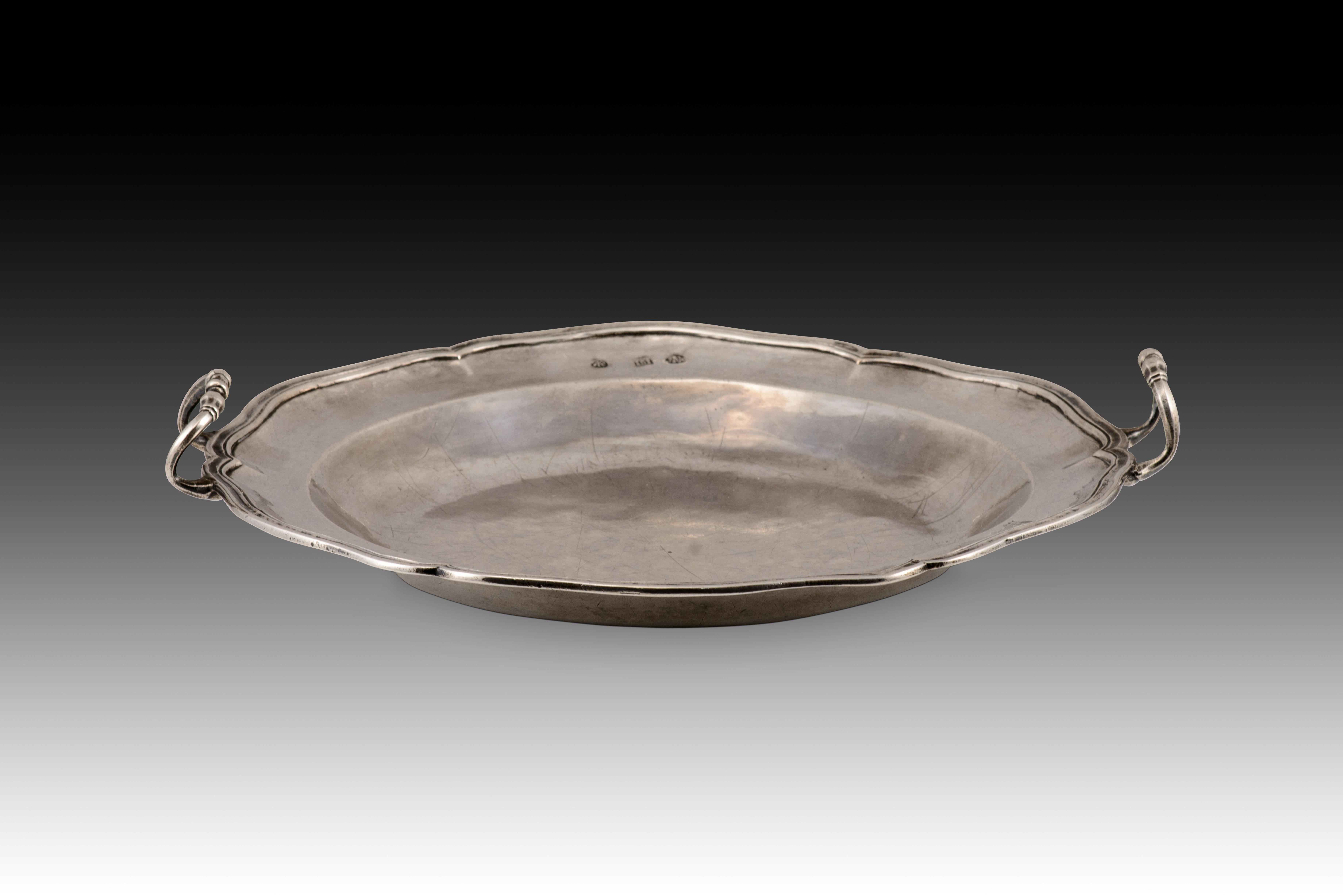 18th Century and Earlier Pair of trays. Silver. GONZÁLEZ DE LA CUEVA, Diego (assayer). Mexico City, secon For Sale