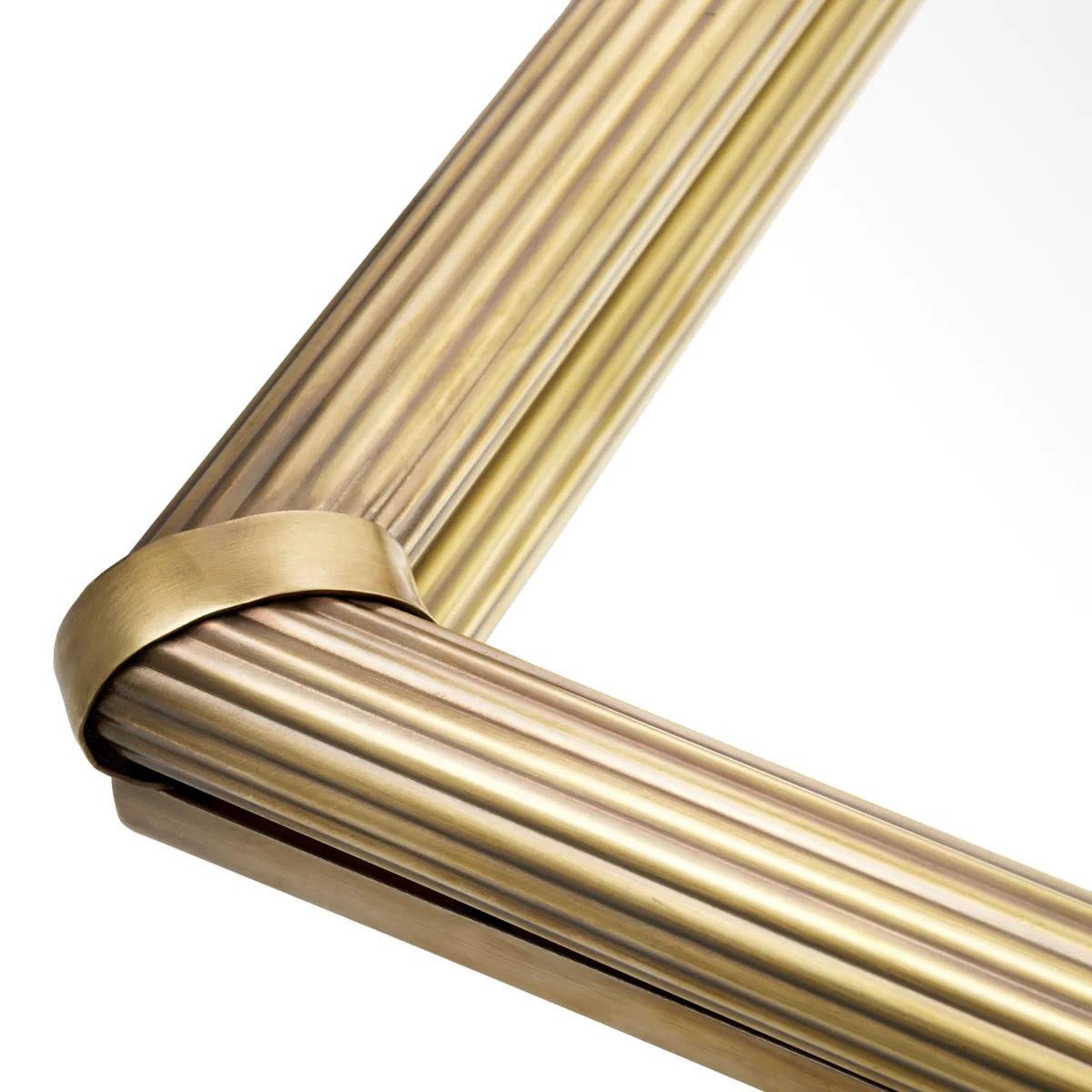 Laiton Pair of Trays, Vintage Brass Finish, an Iconic Piece that Exudes Sophistication. en vente