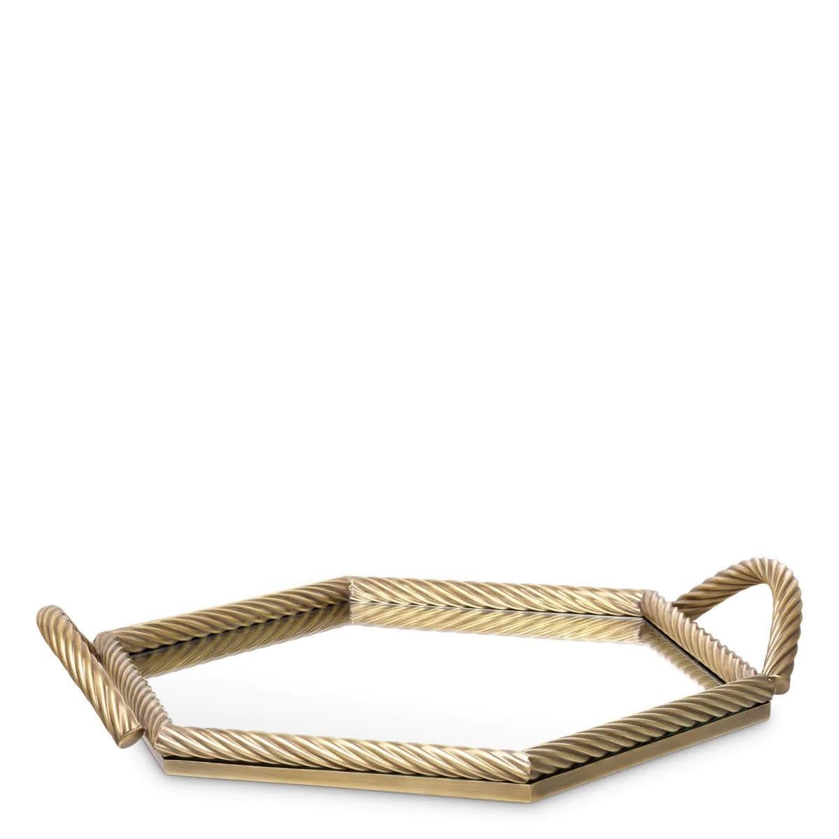 Entdecken Sie den zeitlosen Charme des Tabletts, ein ikonisches Stück, das Raffinesse ausstrahlt.
Dieses raffinierte Servier-Accessoire mit seinem handgedrehten Vintage-Messingrahmen und dem verspiegelten Glas ist ein Beweis für die Liebe zum Detail