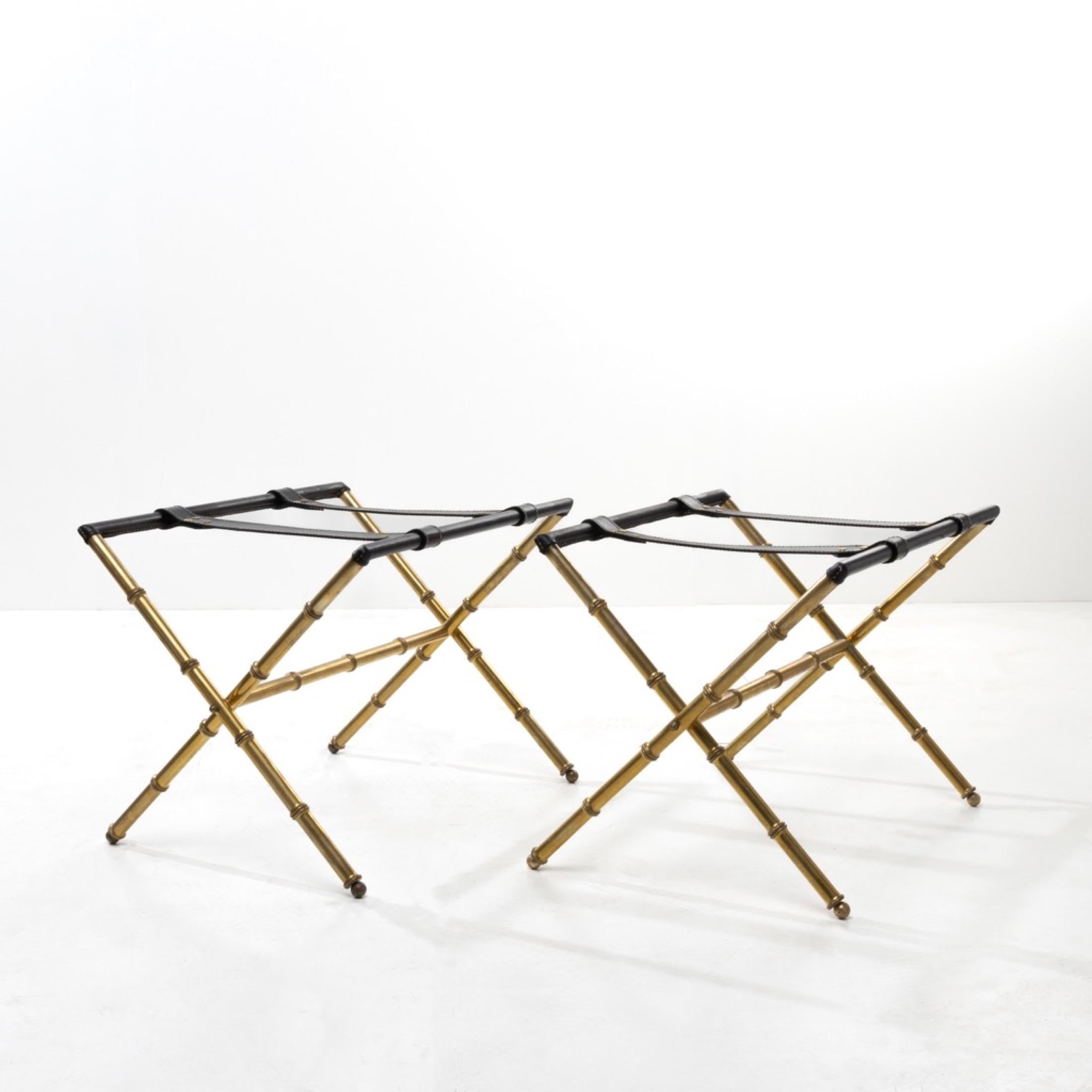 Originariamente progettati da Jacques Adnet per ospitare una o più valigie, questi cavalletti possono essere utilizzati anche come supporto per un vassoio o disposti a coppie come gambe di un tavolino.
Sono interamente realizzati in rame massiccio