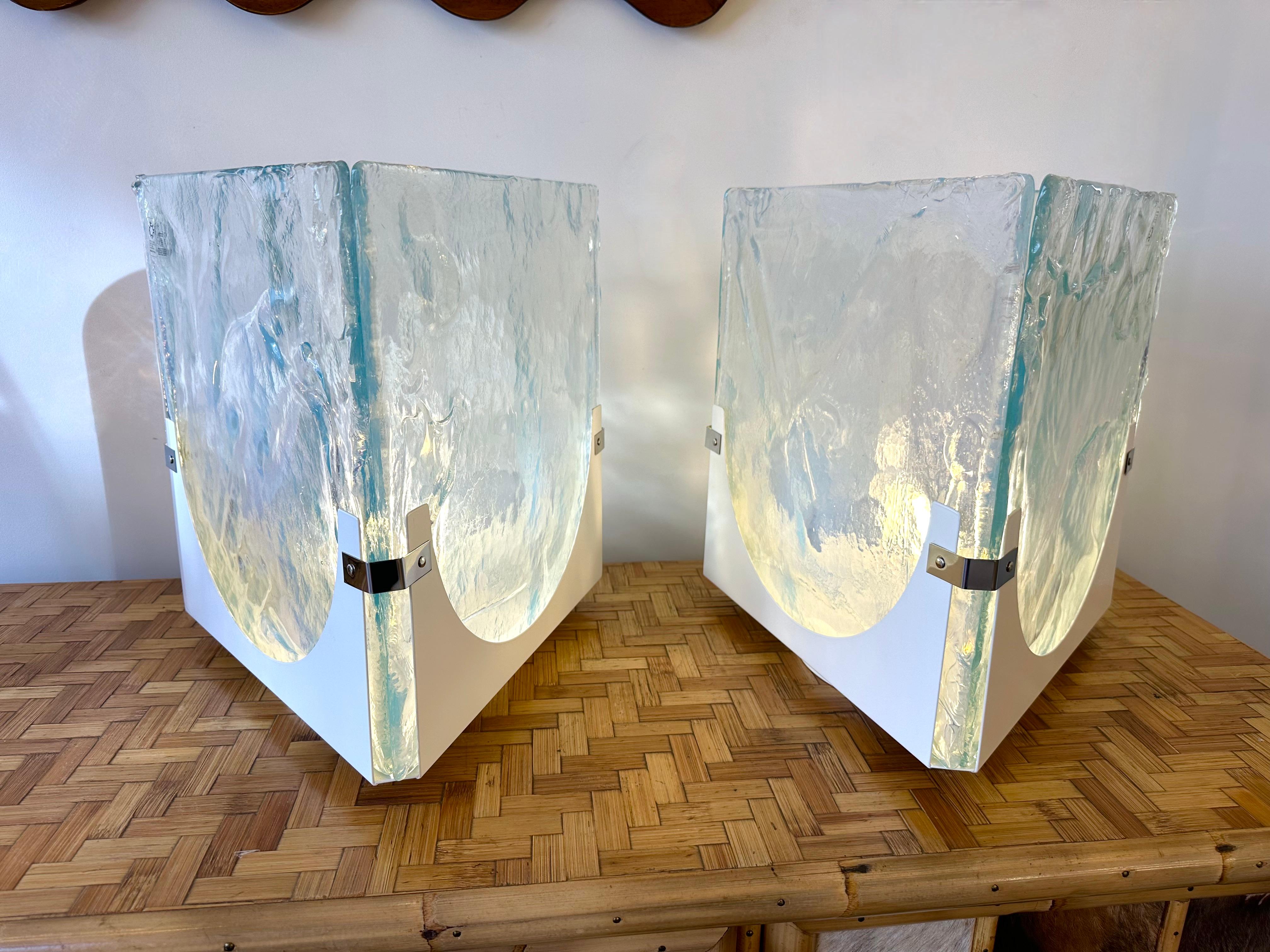 Mid-Century Modern Space Age pair of table lamps in baby blue opalescent textured murano glass blade and white lacquered metal base by the manufacture Leucos. Famous italian design like Venini, Vistosi, La Murrina, Aldo Carlo Nason for Mazzega,