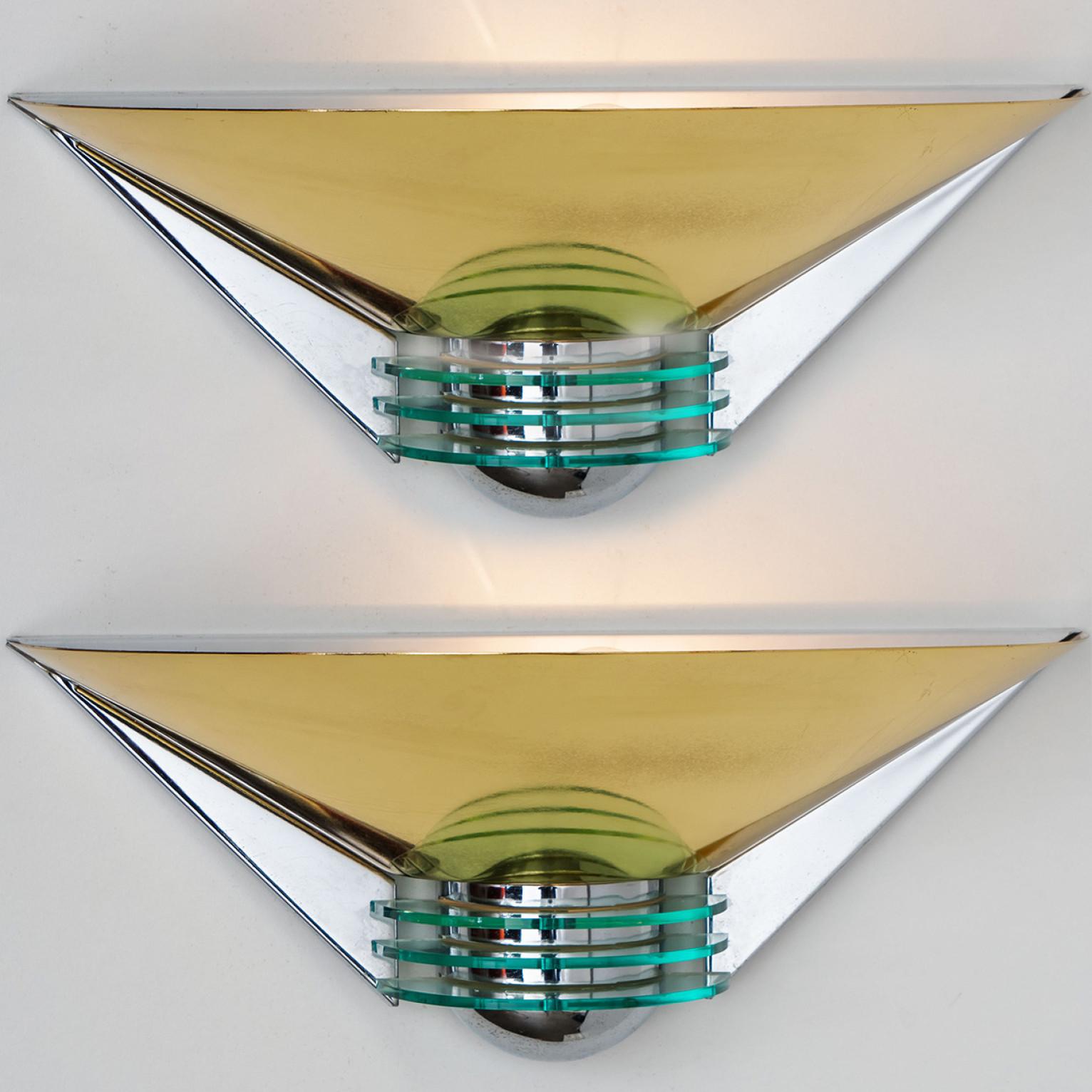Pair of Triangle Shaped Brass and Glass Wall Lights from the 1980s In Good Condition For Sale In Rijssen, NL