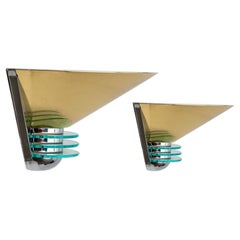 Paire d'appliques en laiton et verre en forme de triangle des années 1980