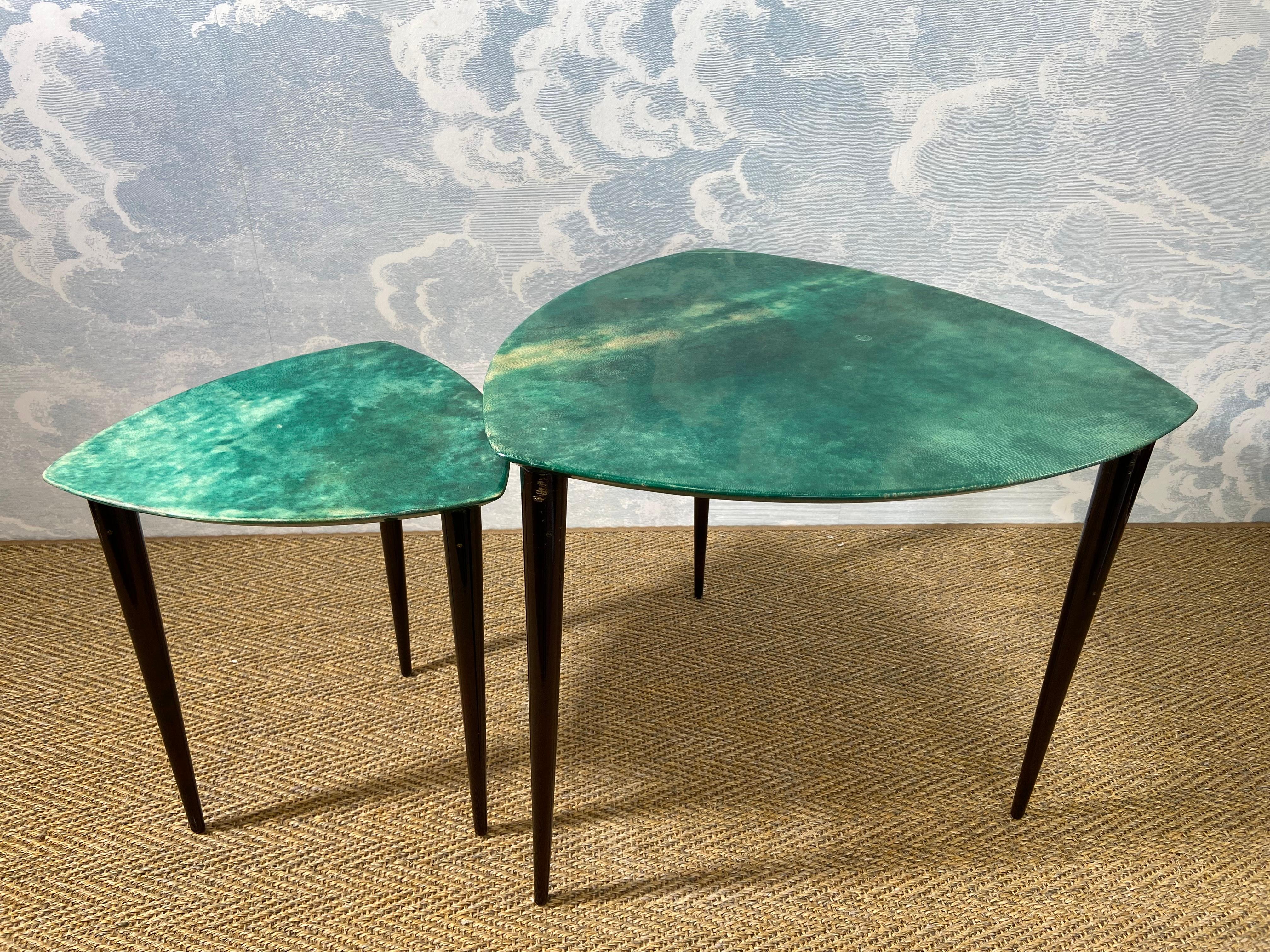 Pareja de mesas nido triangulares Aldo Tura en verde, Italia Años 60 Moderno de mediados de siglo en venta