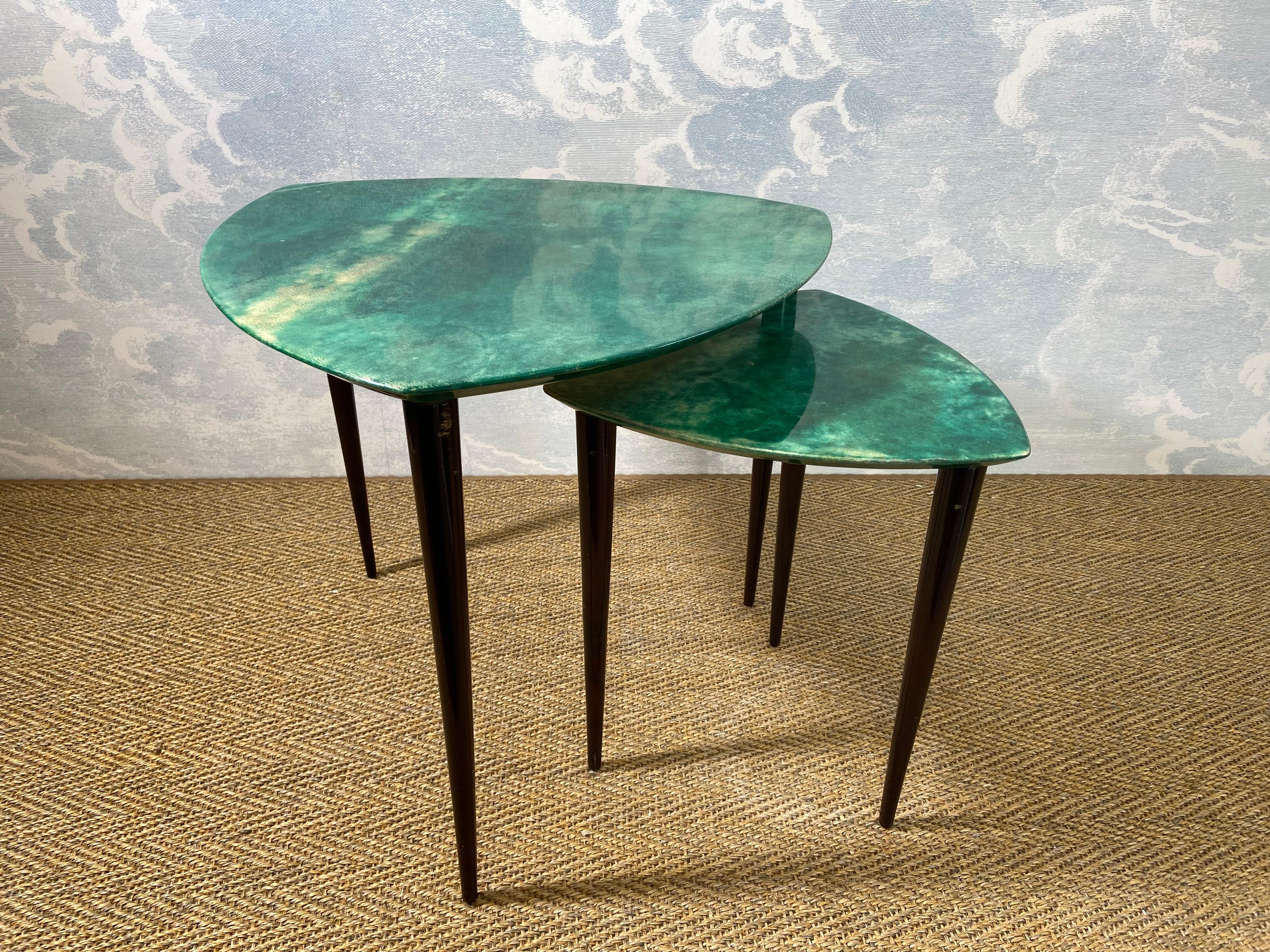Pareja de mesas nido triangulares Aldo Tura en verde, Italia Años 60 Italiano en venta