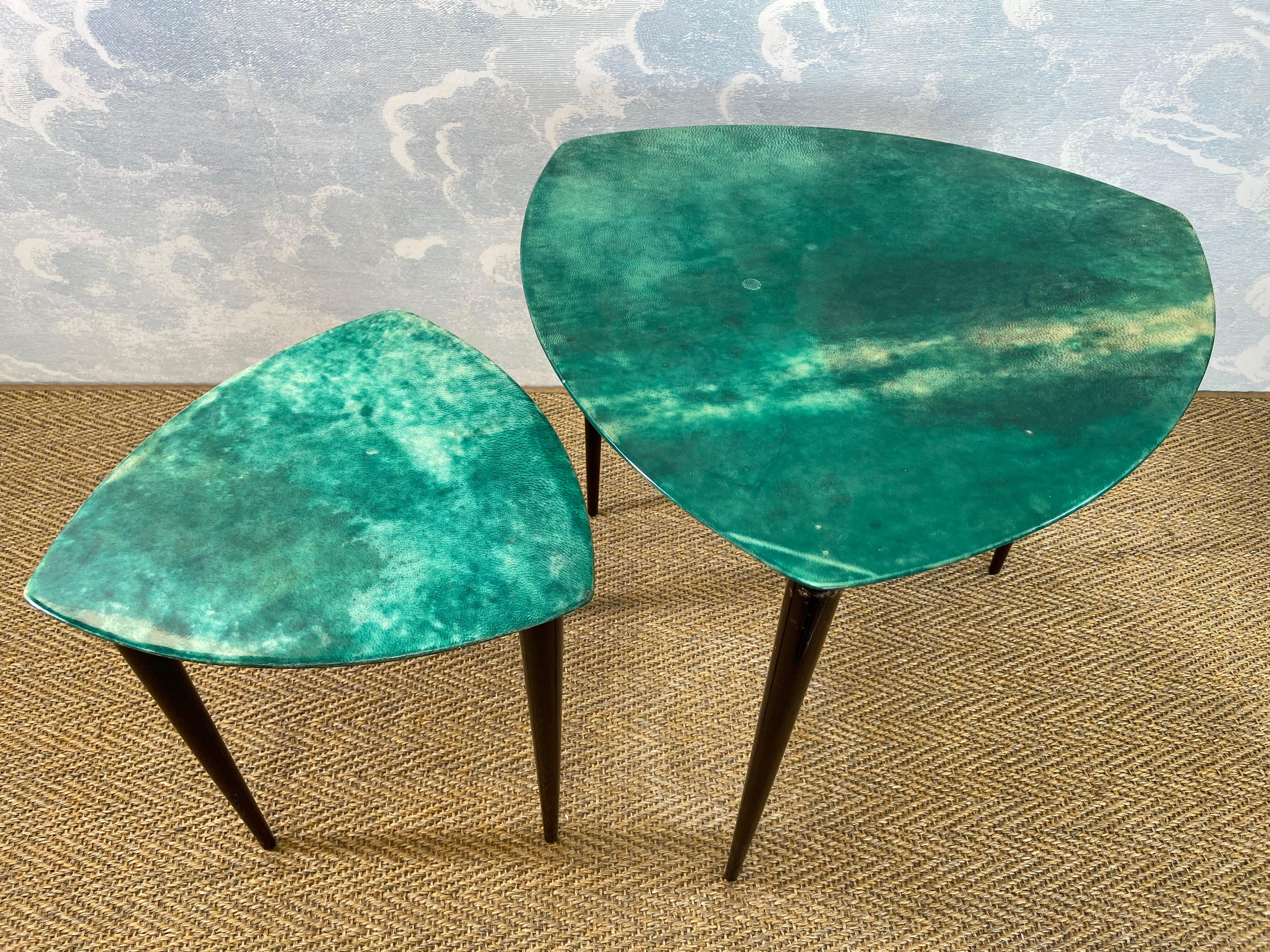 Pareja de mesas nido triangulares Aldo Tura en verde, Italia Años 60 en Bastante bueno estado para la venta en Cork, IE