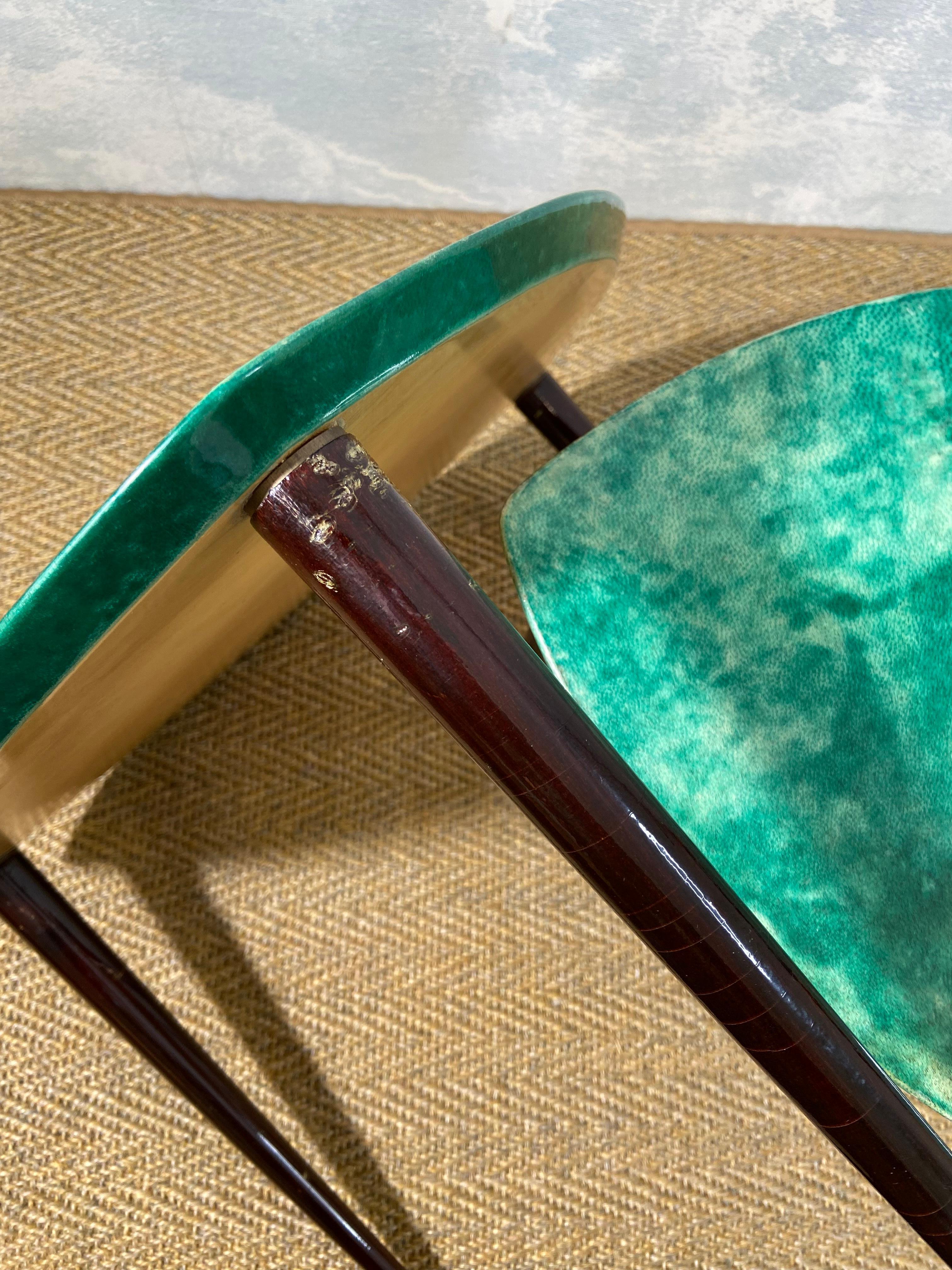 Pareja de mesas nido triangulares Aldo Tura en verde, Italia Años 60 Piel de cabra en venta