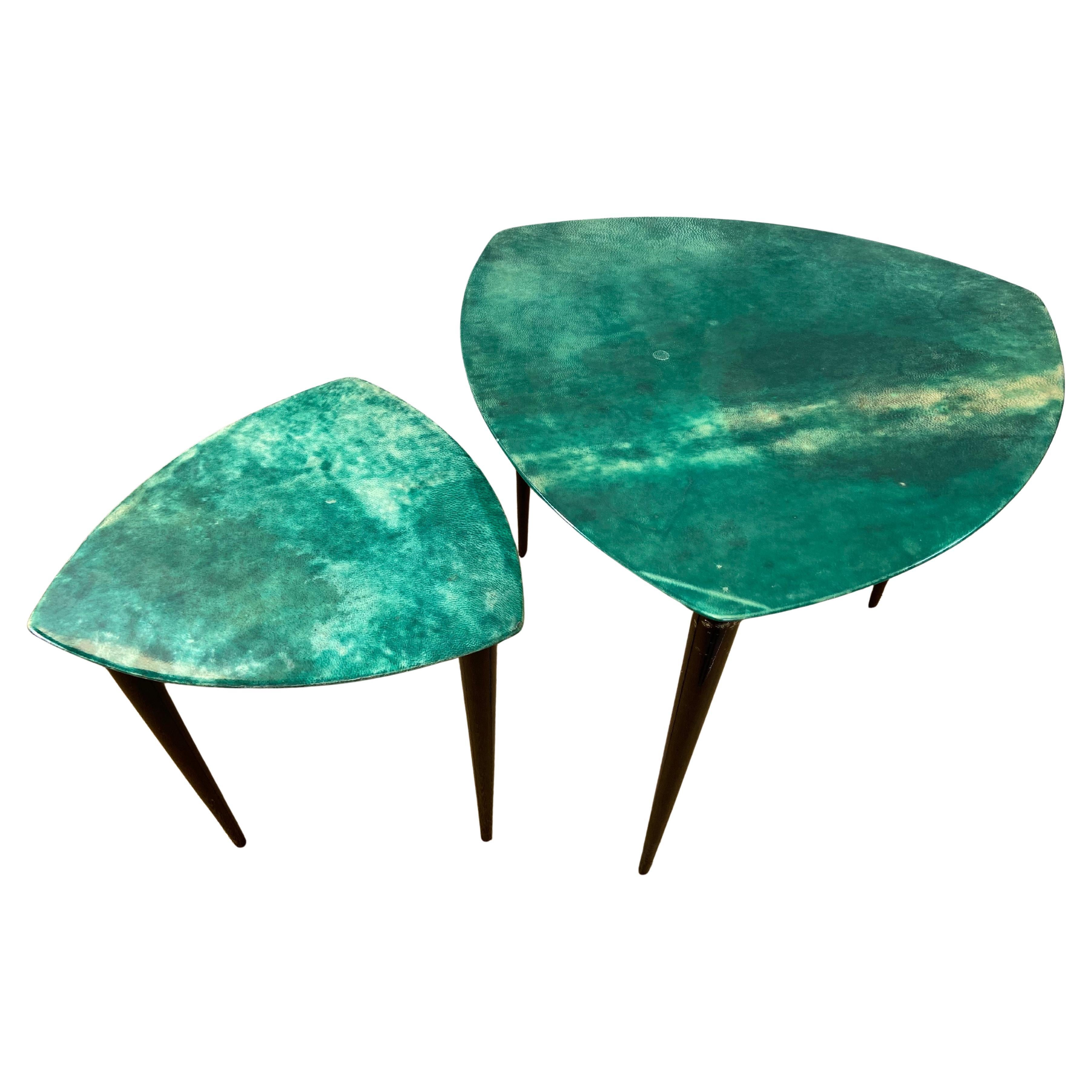 Pareja de mesas nido triangulares Aldo Tura en verde, Italia Años 60