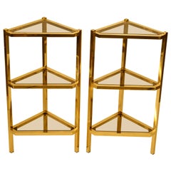 Pareja de estanterías triangulares de latón y cristal de los años 70