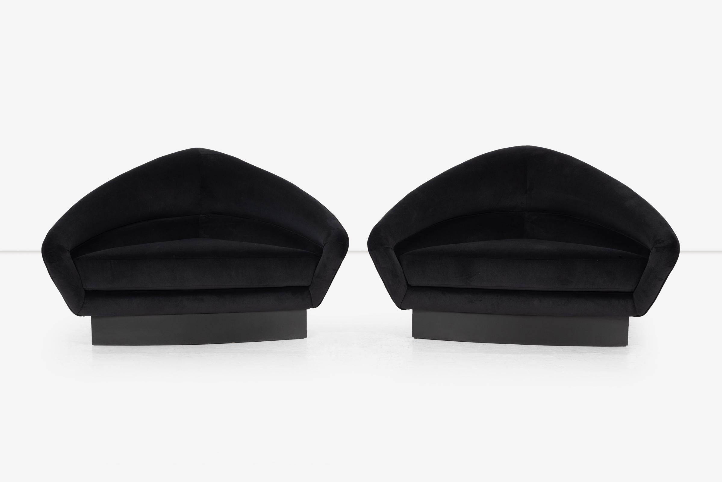 Paire de chaises triangulaires nouvellement tapissées en velours Kensington.  Dos cannelés et socle laqué noir. 