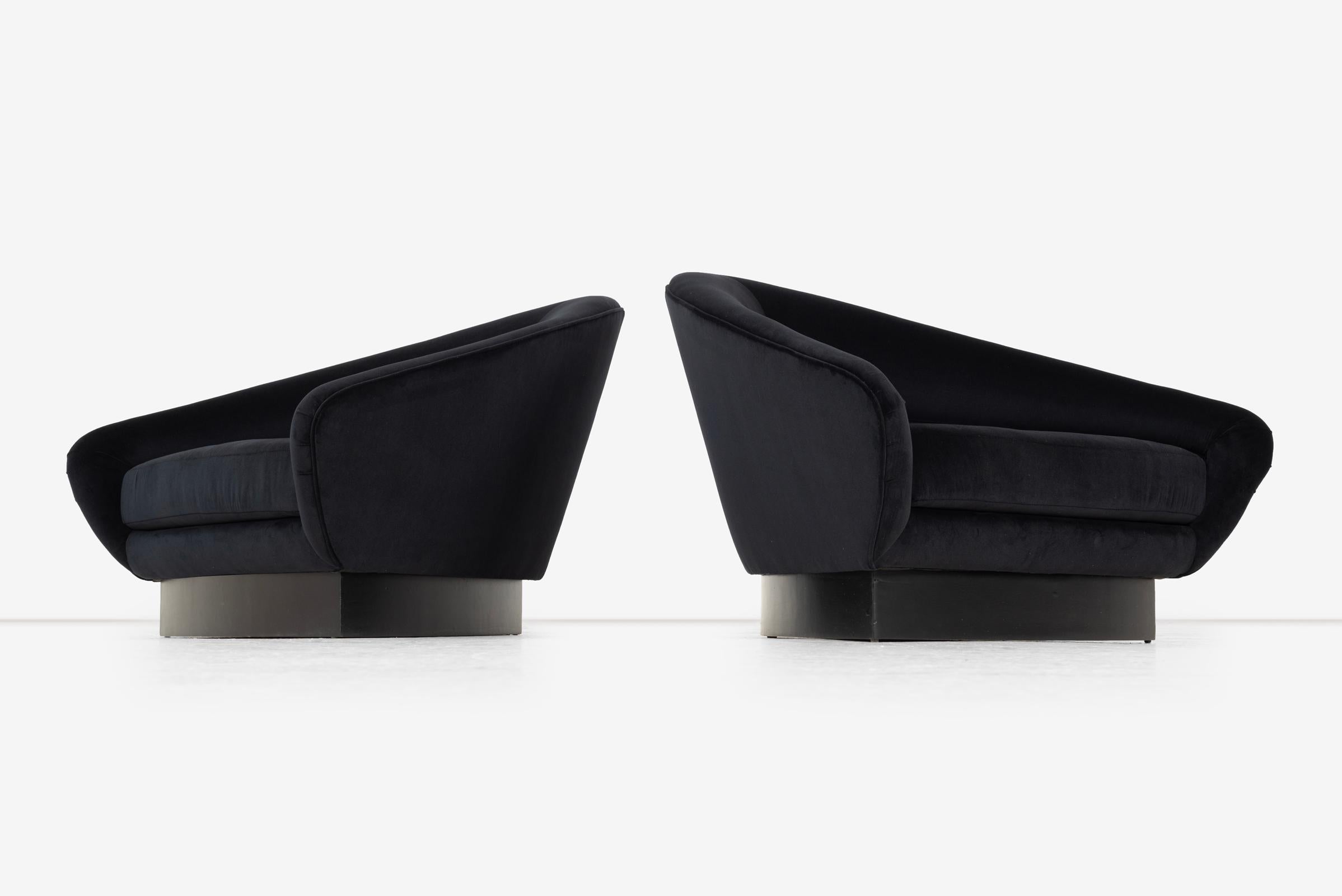 Paire de chaises longues triangulaires dans le style d'Adrian Pearsall en vente 2