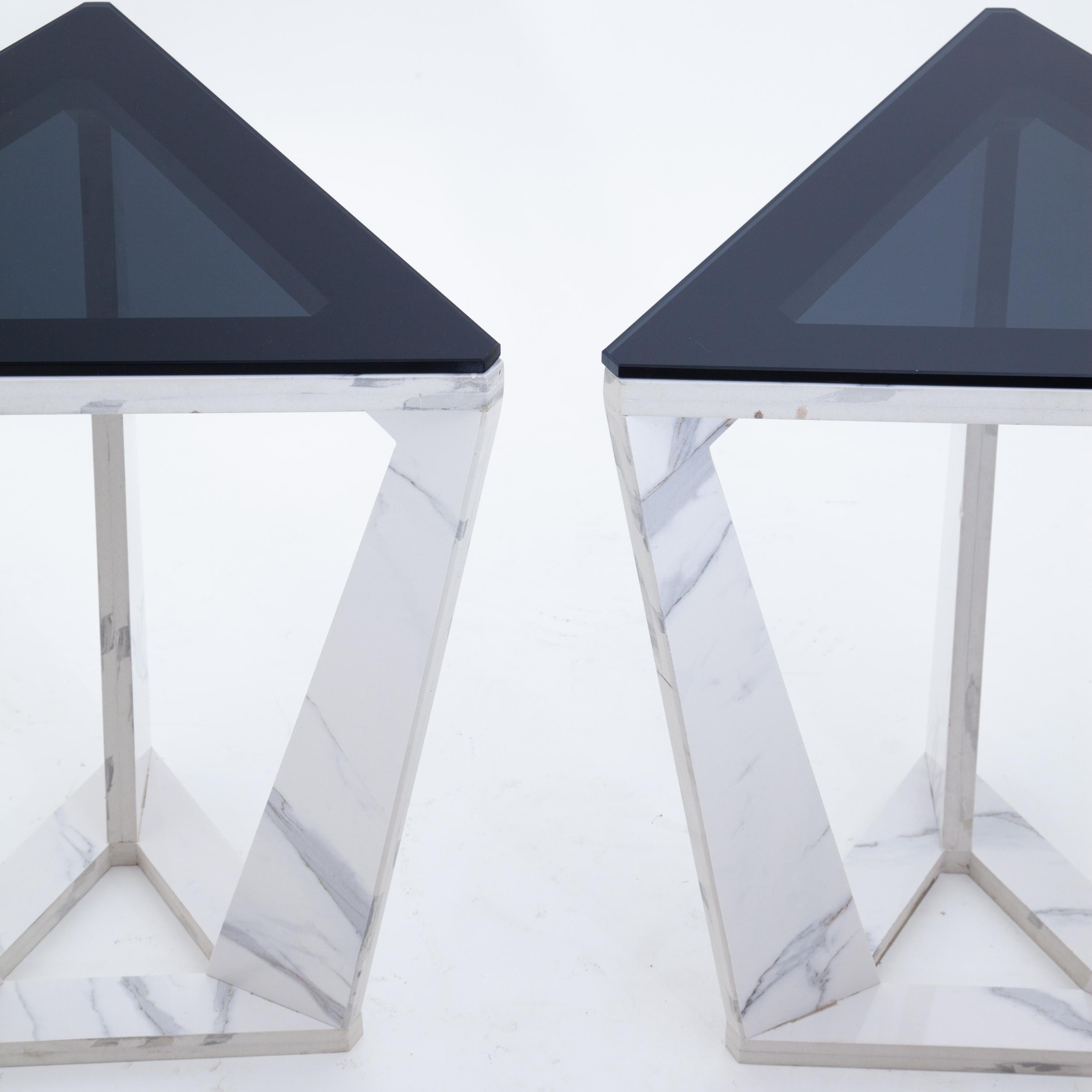 Ein Paar italienische moderne dreieckige Beistelltische. 
Marmorsockel mit schwarzen Glasplatten.