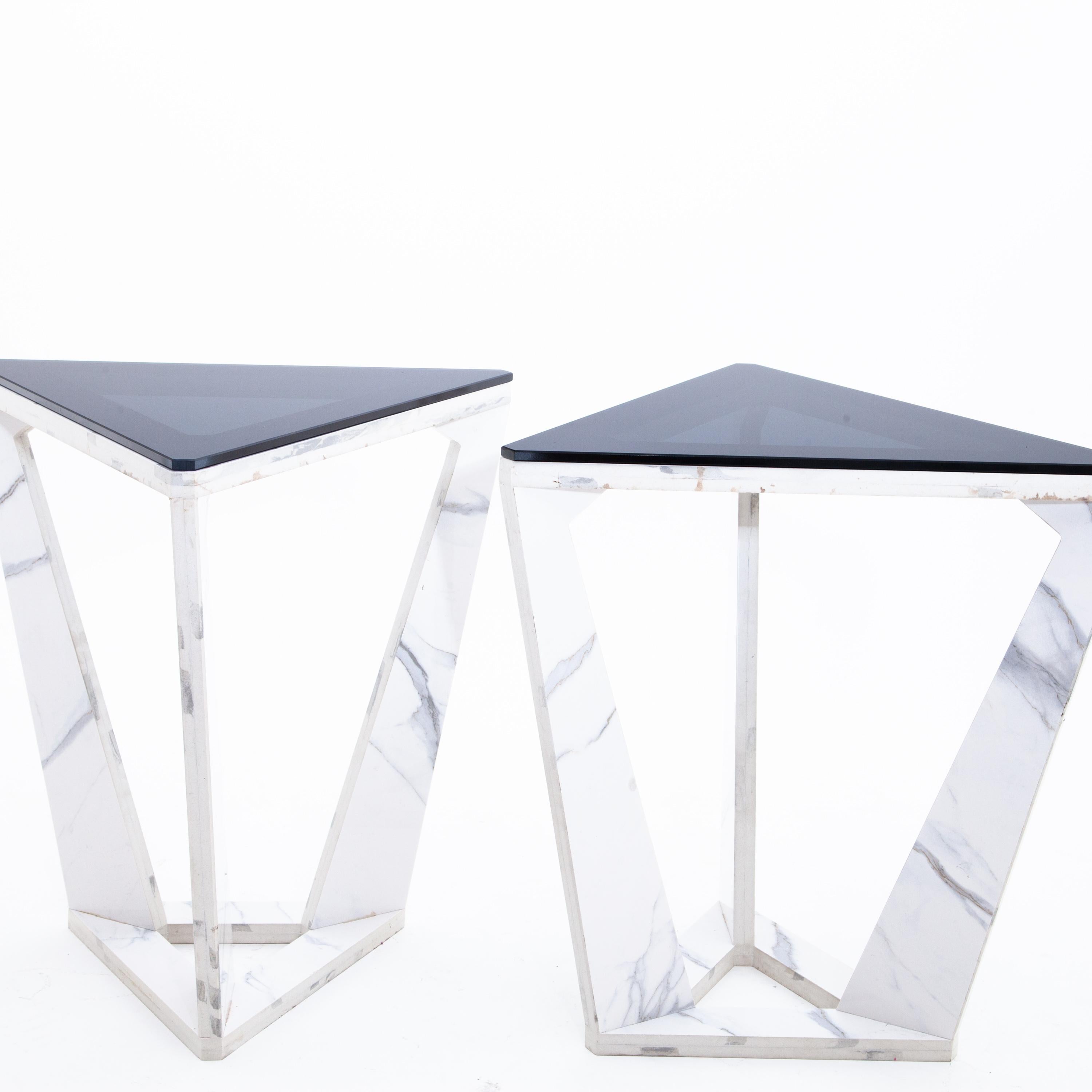 italien Paire de tables d'appoint triangulaires modernistes en vente