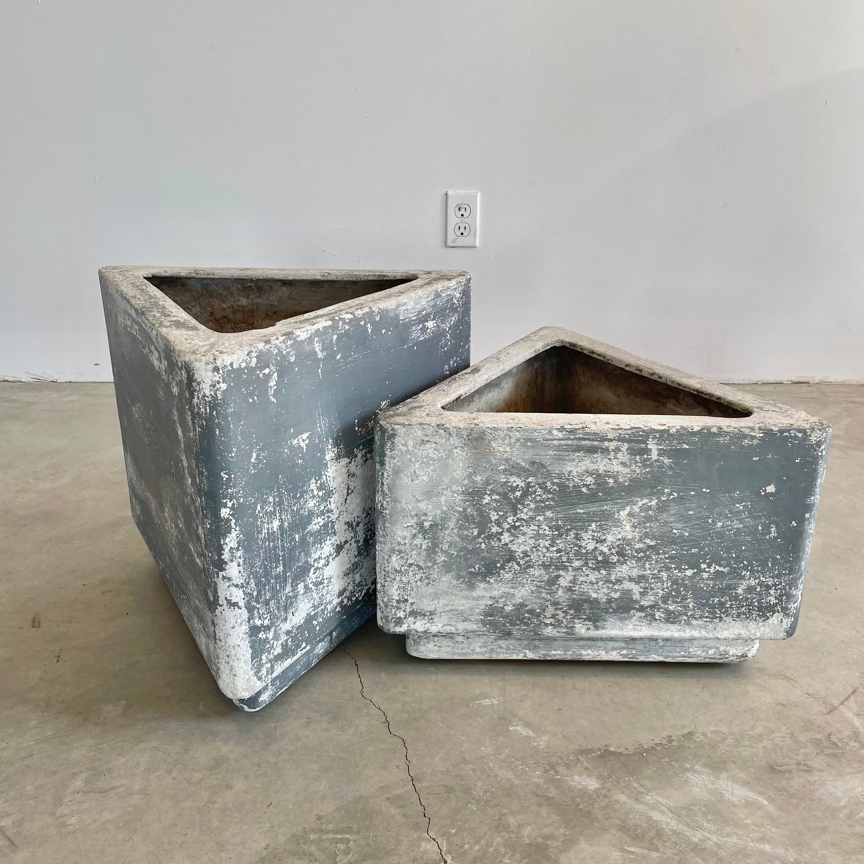Rare pair of 1960’s triangular concrete planters designed by Swiss neo-functionalist and industrial design pioneer Willy Guhl for Eternit in Switzerland.

Each multifaceted planter can be arranged in a multitude of ways. Each triangle sits atop