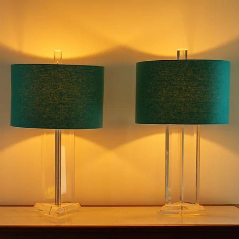 Pair of Triangular Shaped American Lucite Lamps, 1970s In Good Condition For Sale In Donhead St Mary, Wiltshire