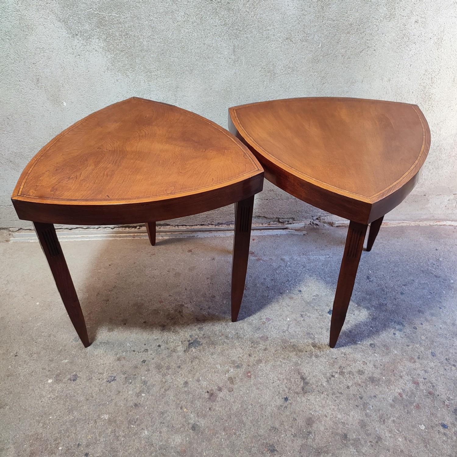 Pair of triangular end tables, manufactured by Stella in the 1960's. Their rounded triangular shape is quite unique, and their tall legs make them quite stylish. They're in good condition with a nice color.
Do not hesitate to contact me for a