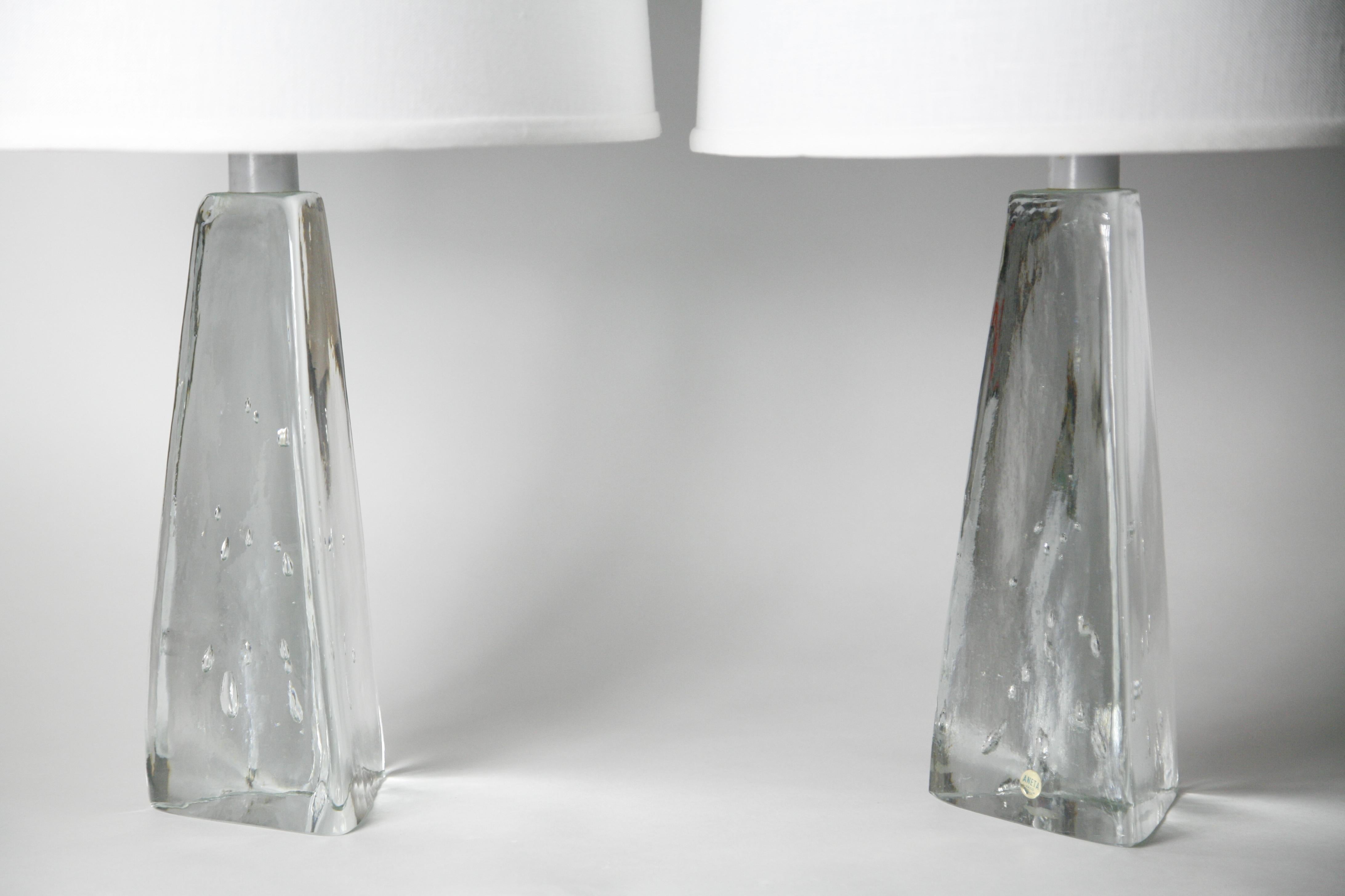 Paar dreieckige massive, klare Aneta-Lampen aus Klarglas, Schweden, 1980 im Angebot 3
