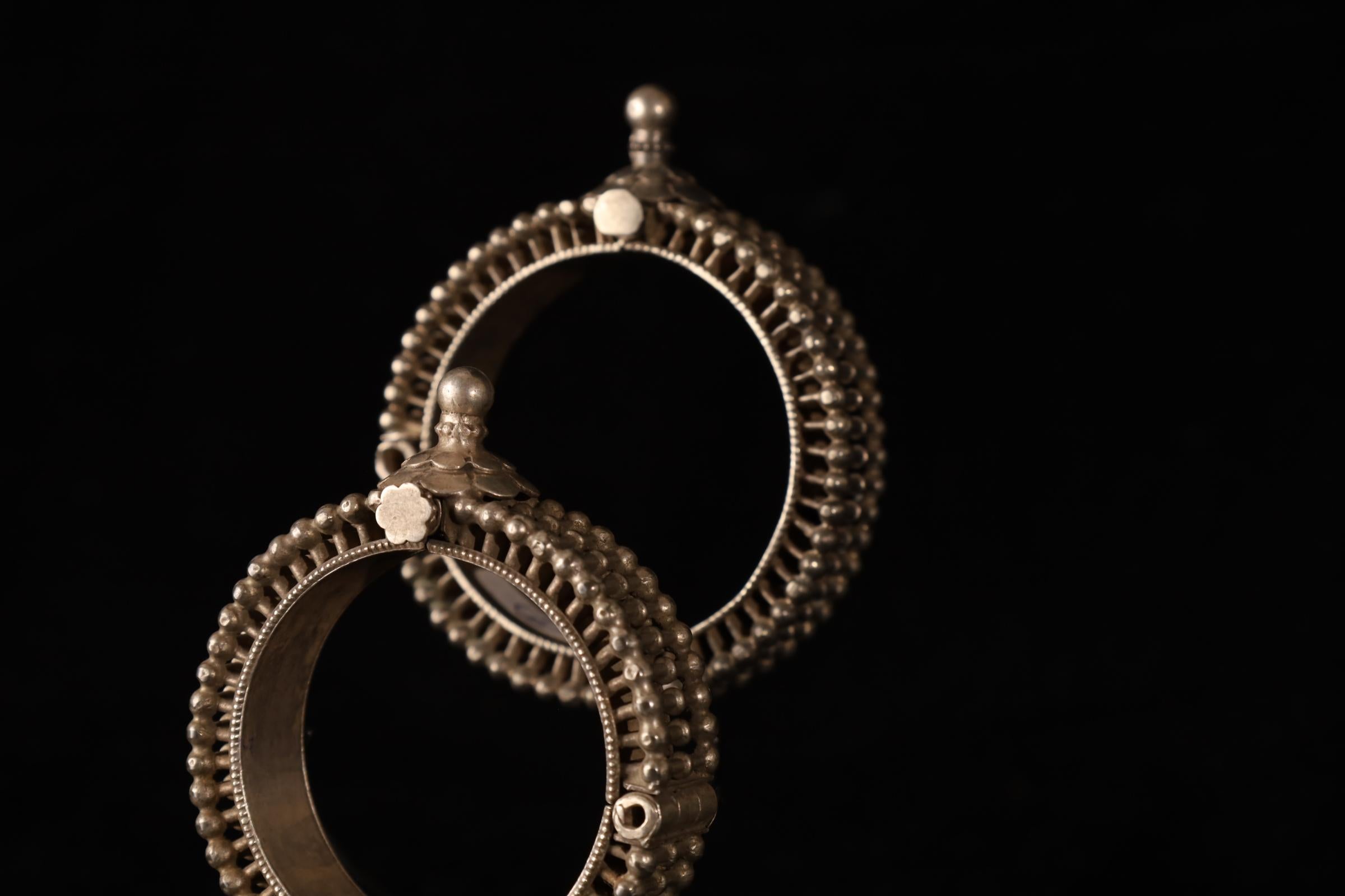 Pair of Tribal Silver Bracelets, India, 19th Century (74 and 67 g) en vente 3