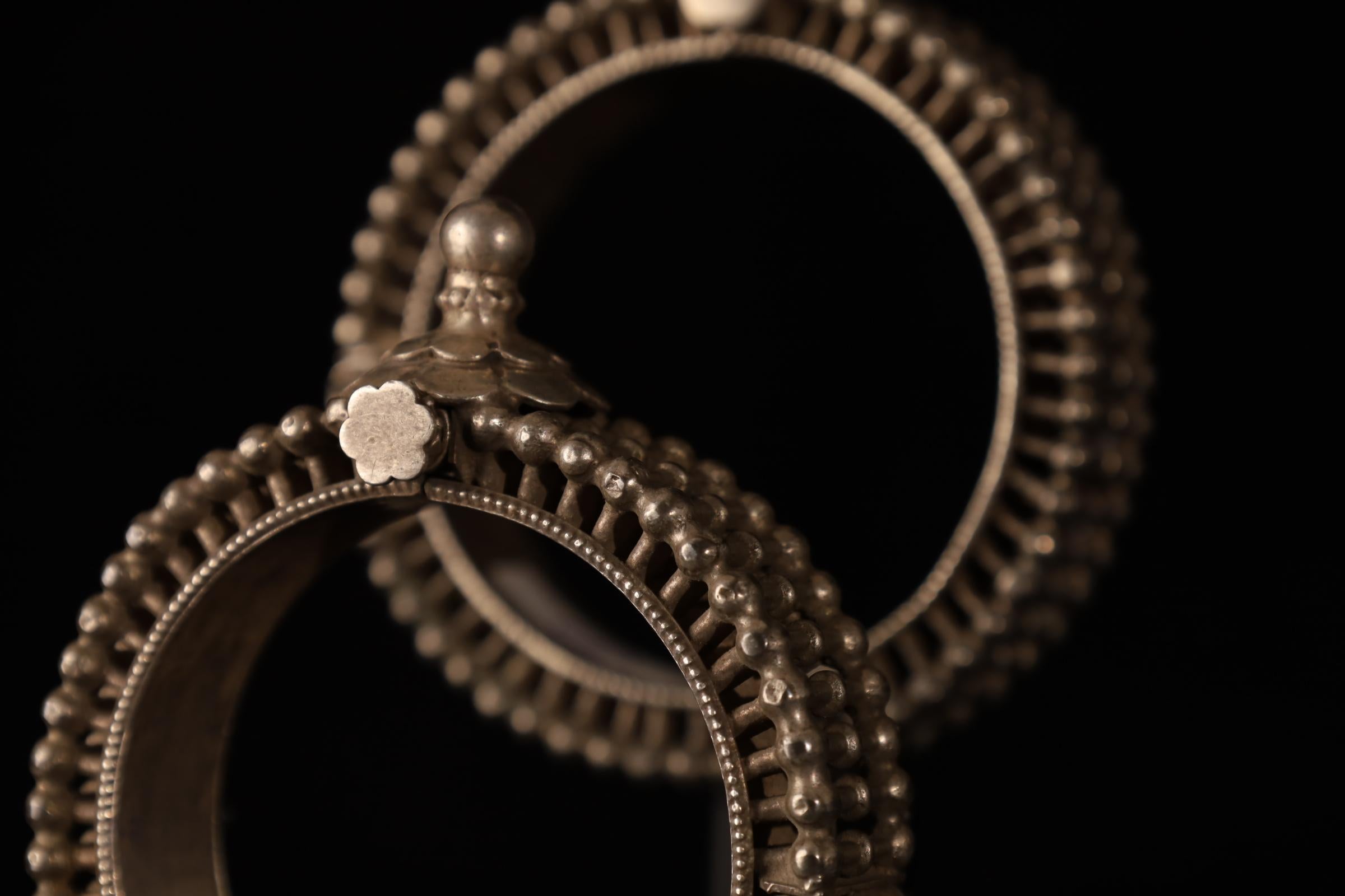 Pair of Tribal Silver Bracelets, India, 19th Century (74 and 67 g) en vente 4