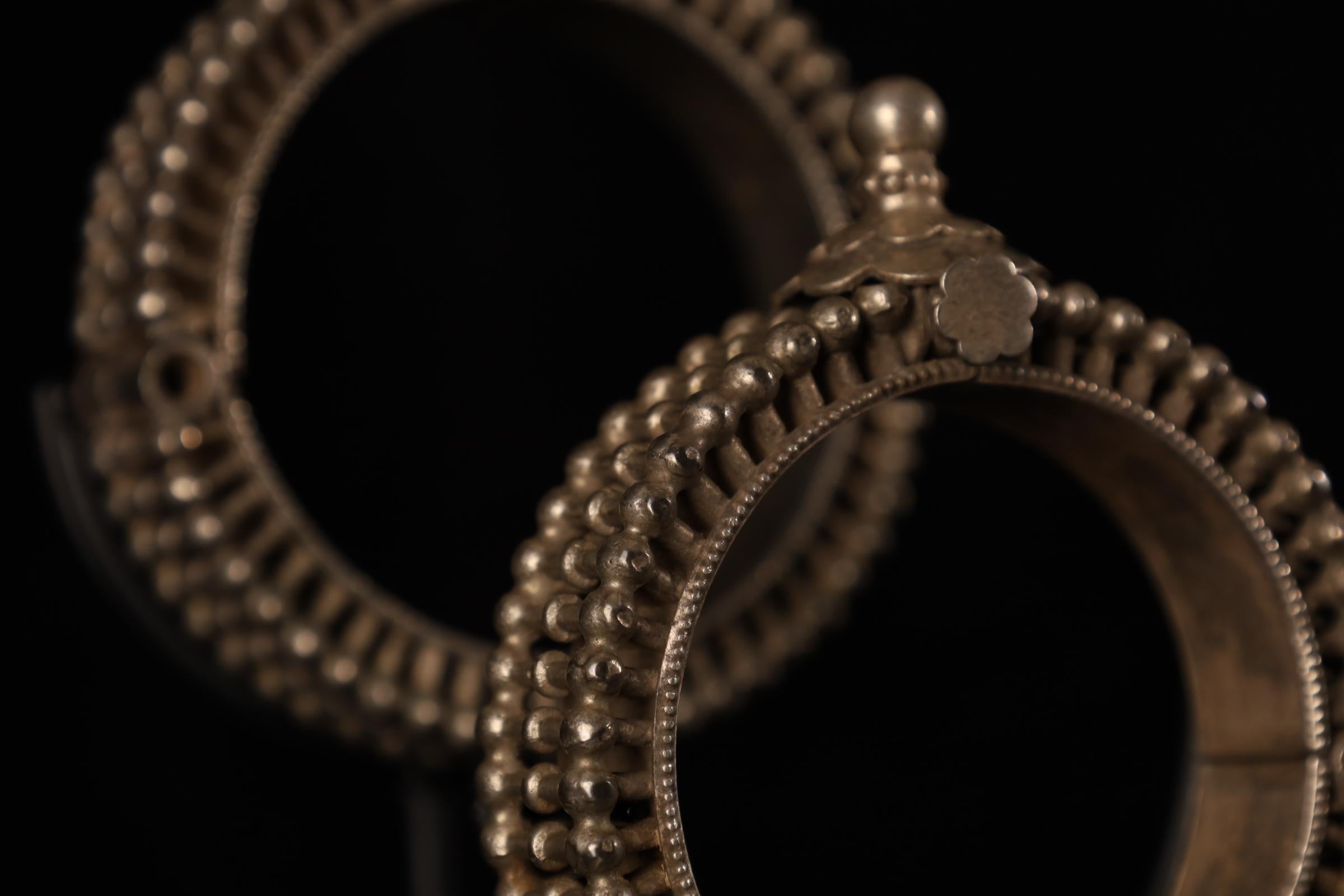 Pair of Tribal Silver Bracelets, India, 19th Century (74 and 67 g) en vente 5
