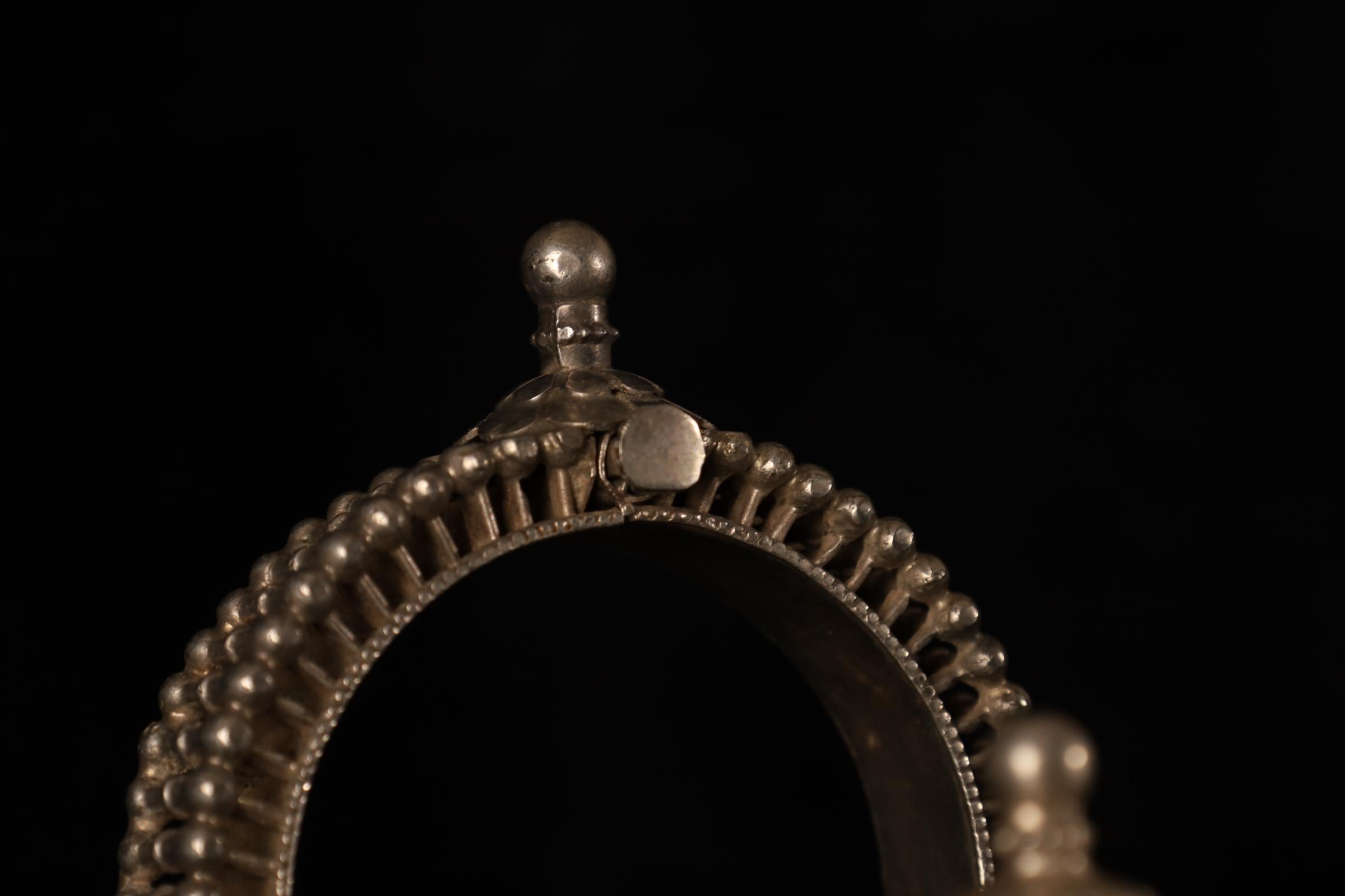 Pair of Tribal Silver Bracelets, India, 19th Century (74 and 67 g) en vente 6