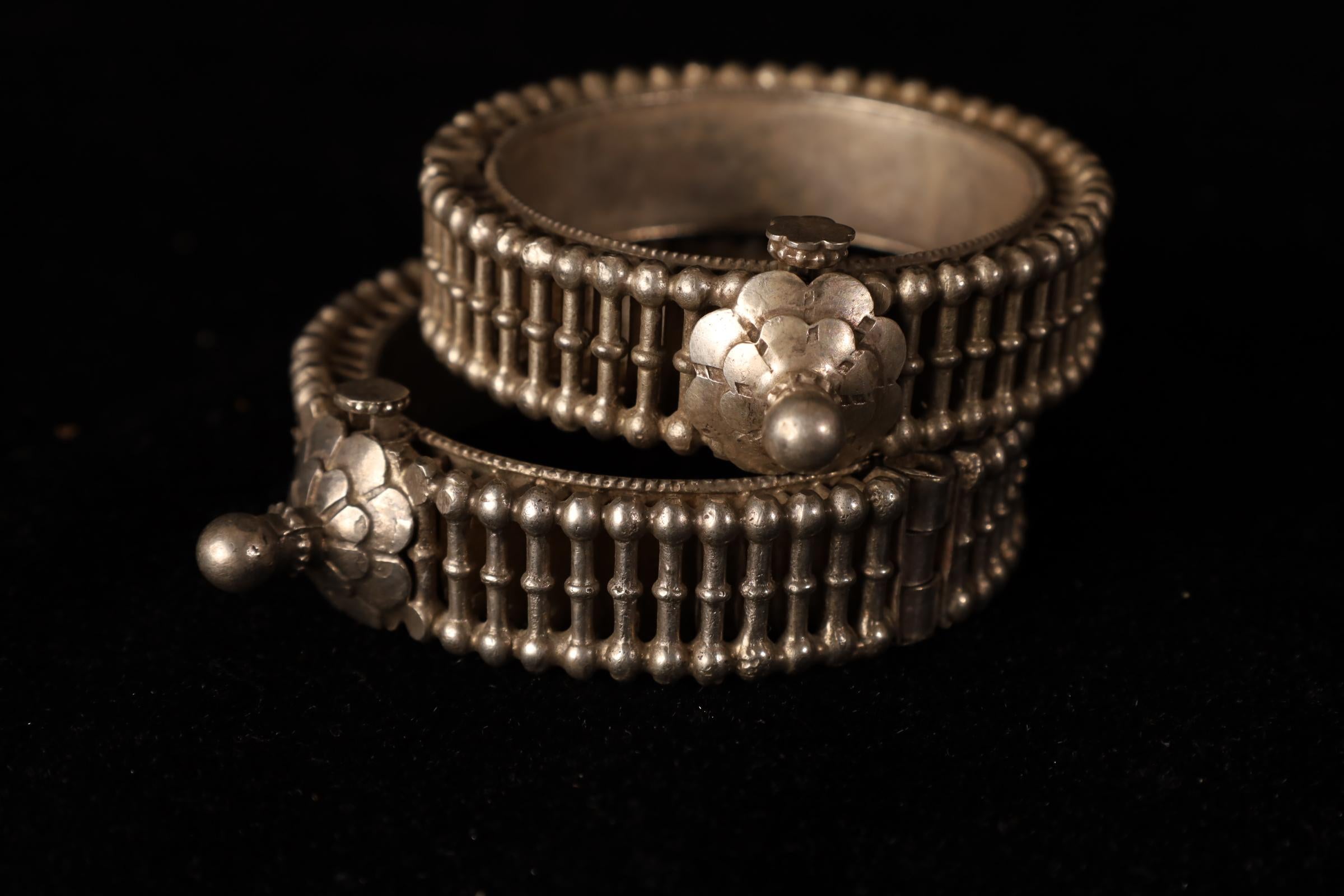 Pair of Tribal Silver Bracelets, India, 19th Century (74 and 67 g) en vente 10