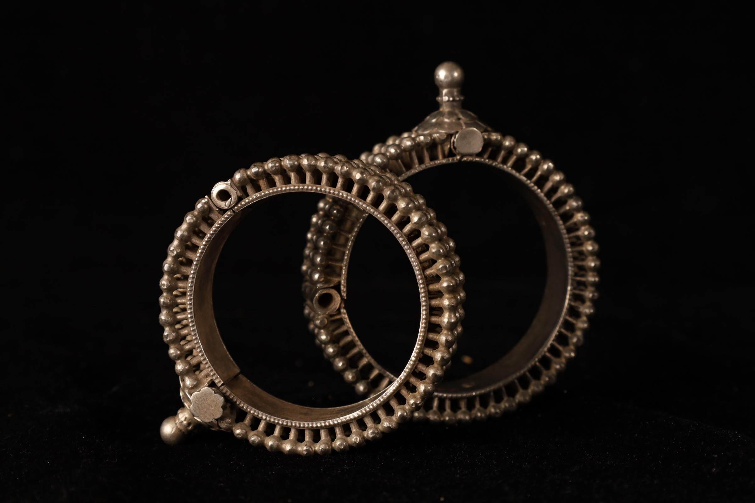 Pair of Tribal Silver Bracelets, India, 19th Century (74 and 67 g) en vente 11
