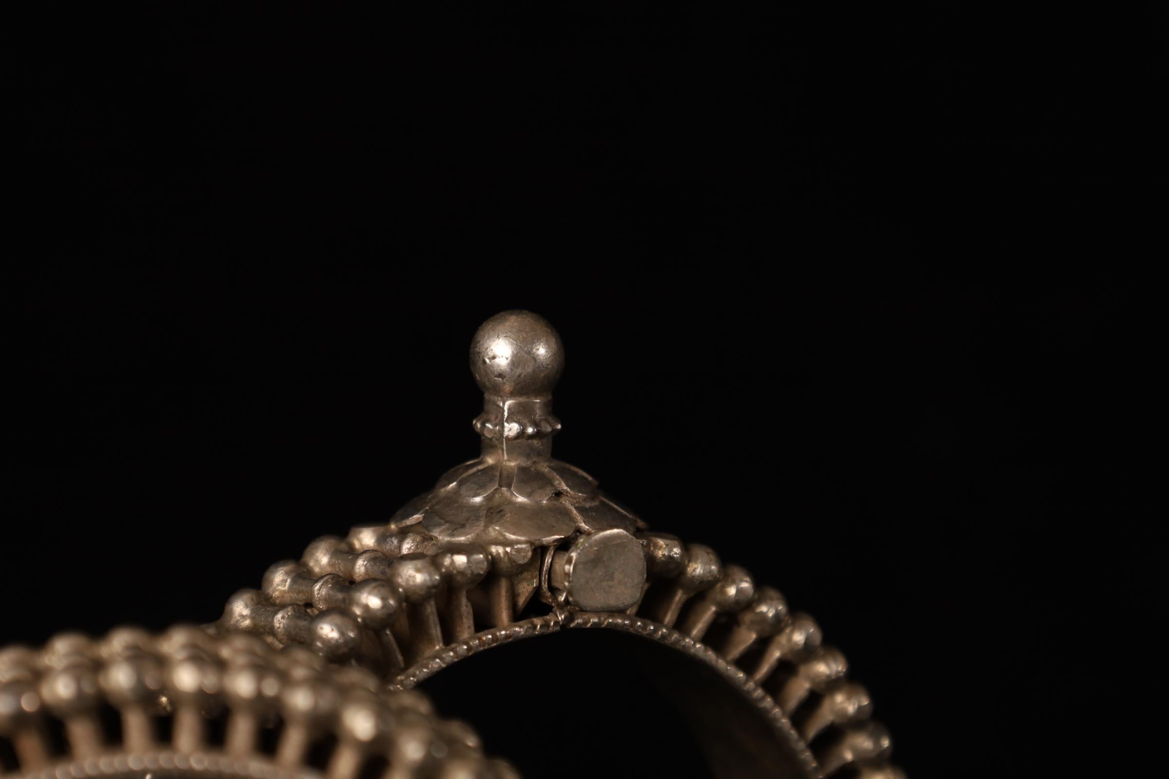 Pair of Tribal Silver Bracelets, India, 19th Century (74 and 67 g) en vente 12