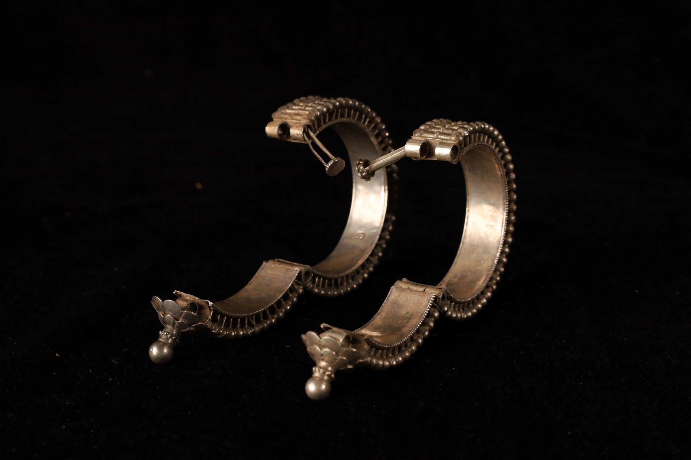 Pair of Tribal Silver Bracelets, India, 19th Century (74 and 67 g) en vente 13