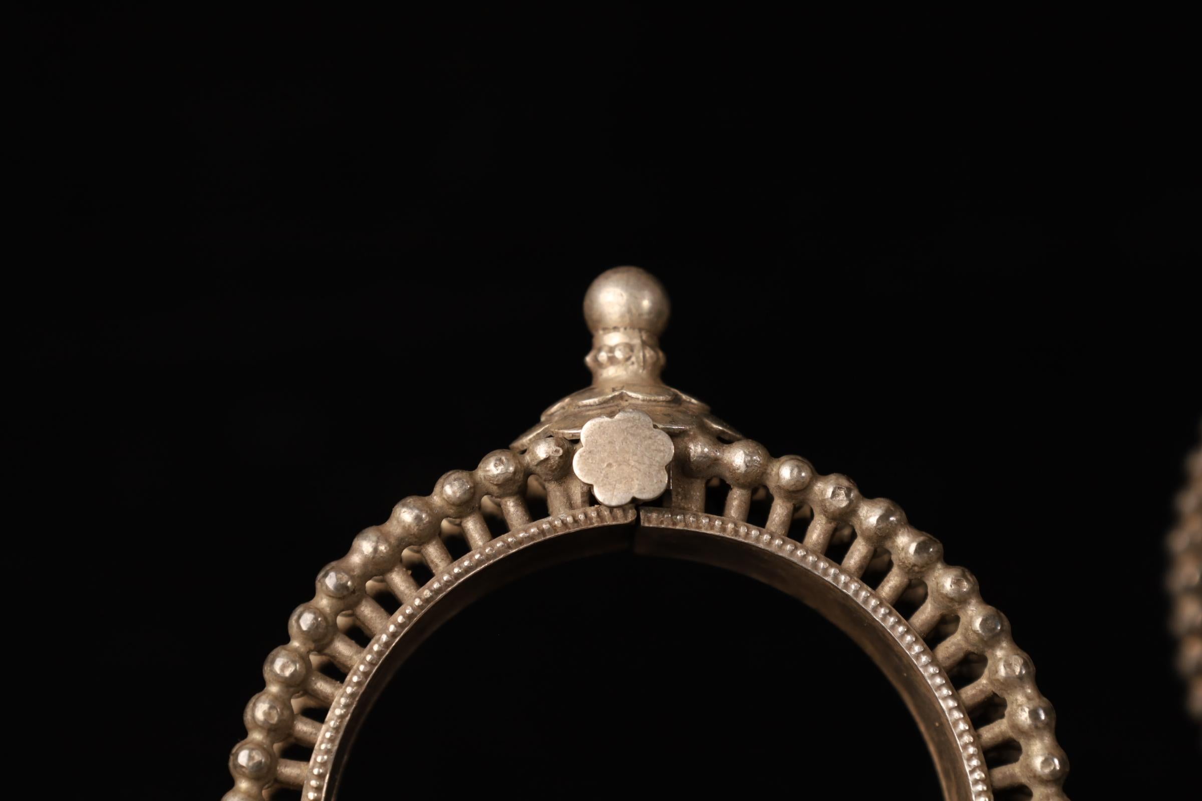 Indien Pair of Tribal Silver Bracelets, India, 19th Century (74 and 67 g) en vente