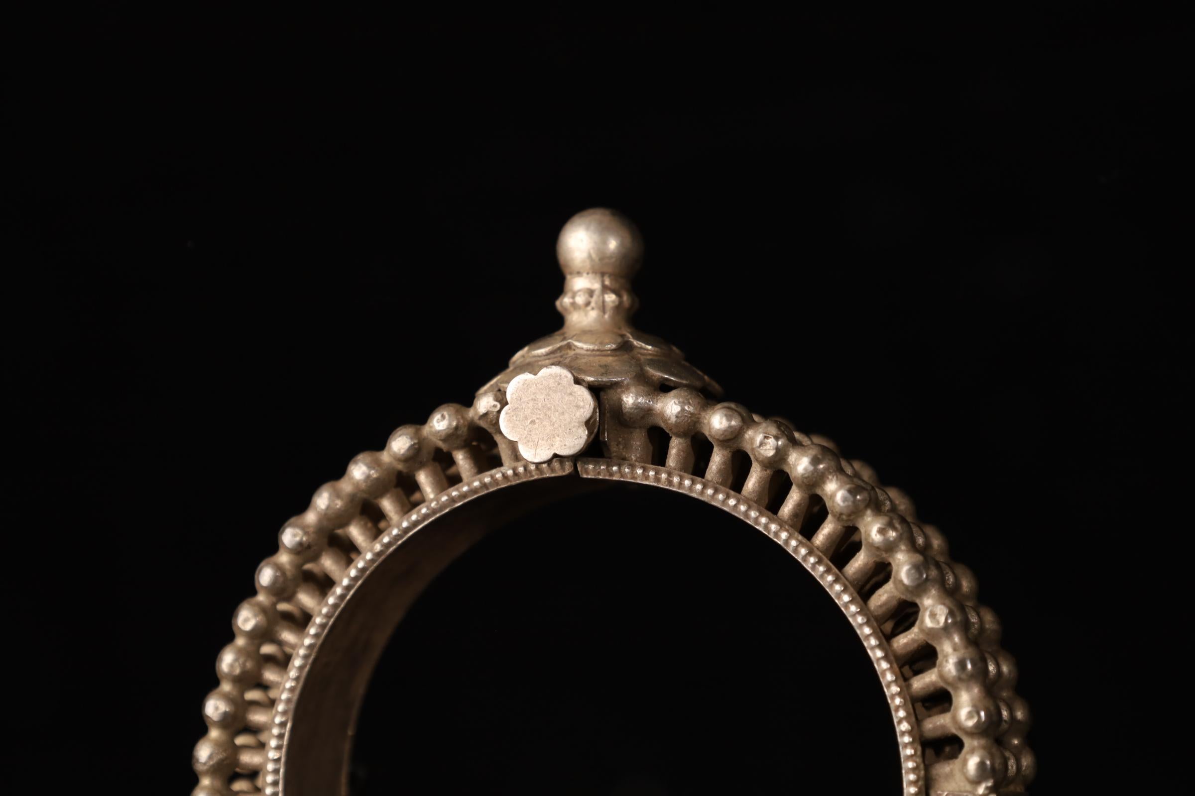 Fait main Pair of Tribal Silver Bracelets, India, 19th Century (74 and 67 g) en vente