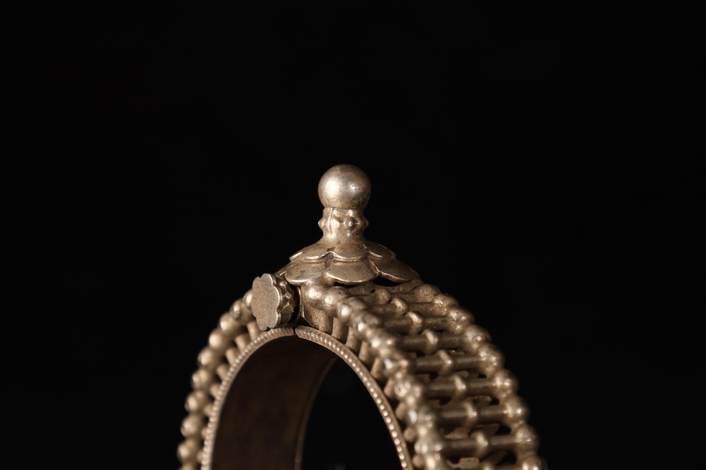 Pair of Tribal Silver Bracelets, India, 19th Century (74 and 67 g) Bon état - En vente à Fukuoka, JP