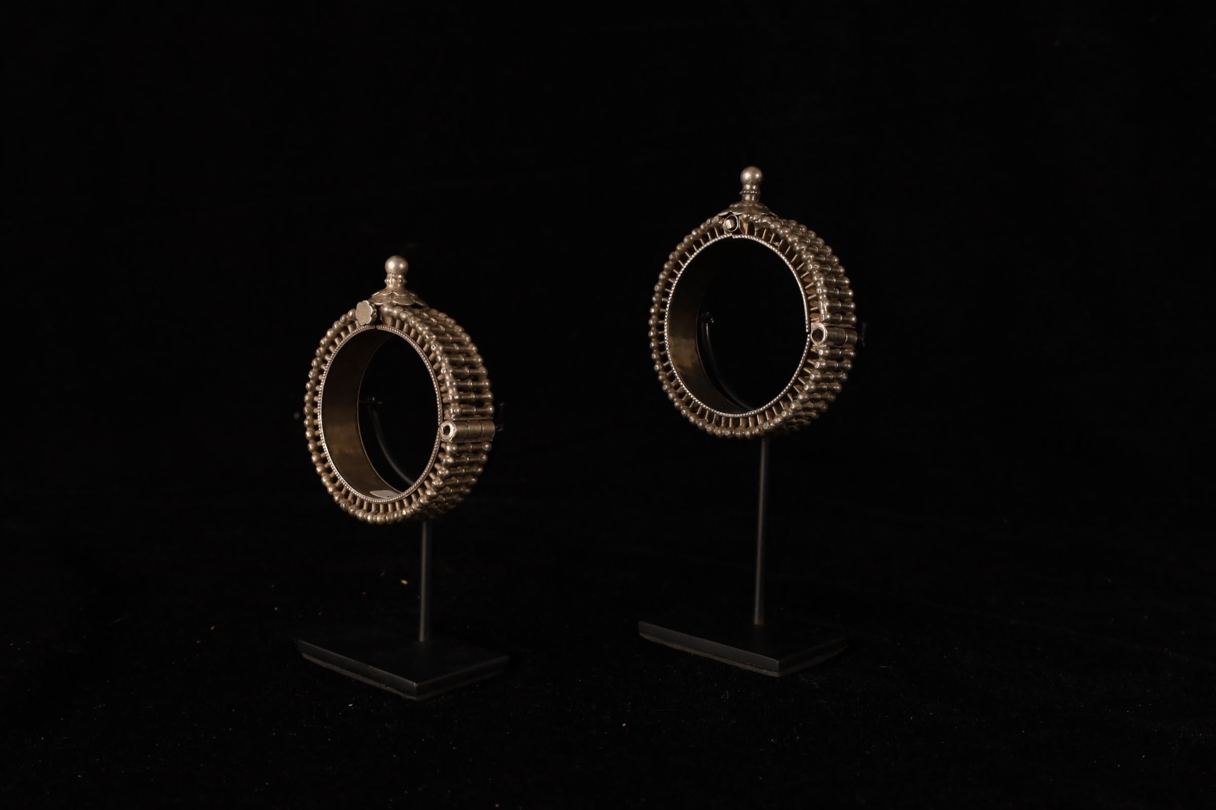 XIXe siècle Pair of Tribal Silver Bracelets, India, 19th Century (74 and 67 g) en vente