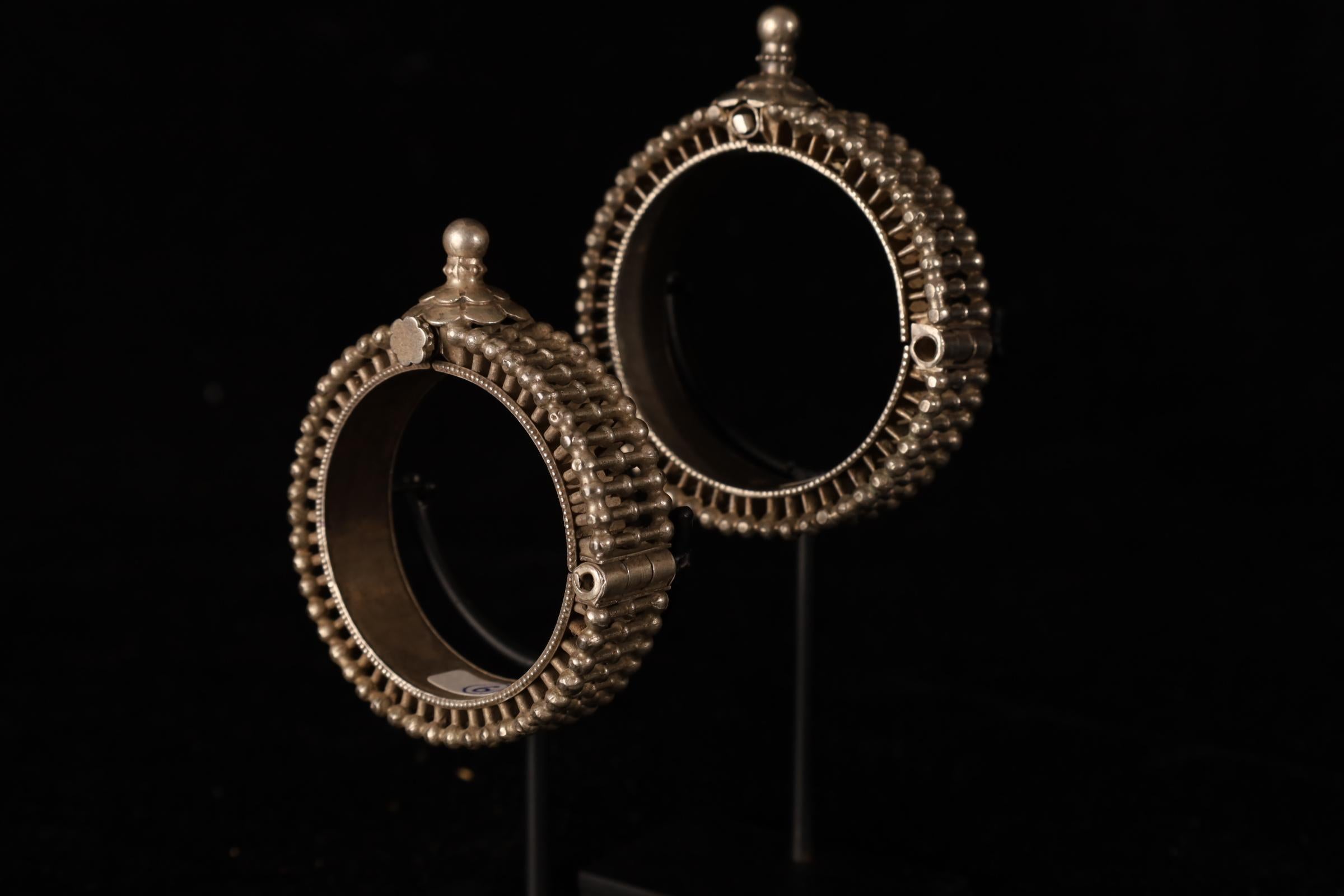 Argent Pair of Tribal Silver Bracelets, India, 19th Century (74 and 67 g) en vente