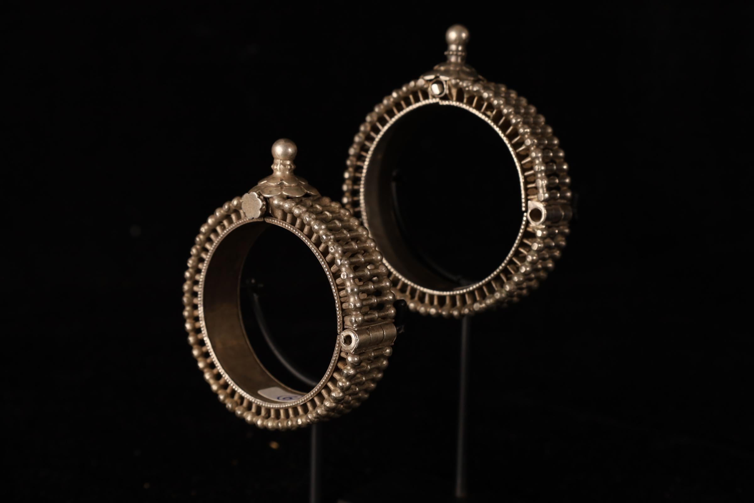 Pair of Tribal Silver Bracelets, India, 19th Century (74 and 67 g) en vente 1