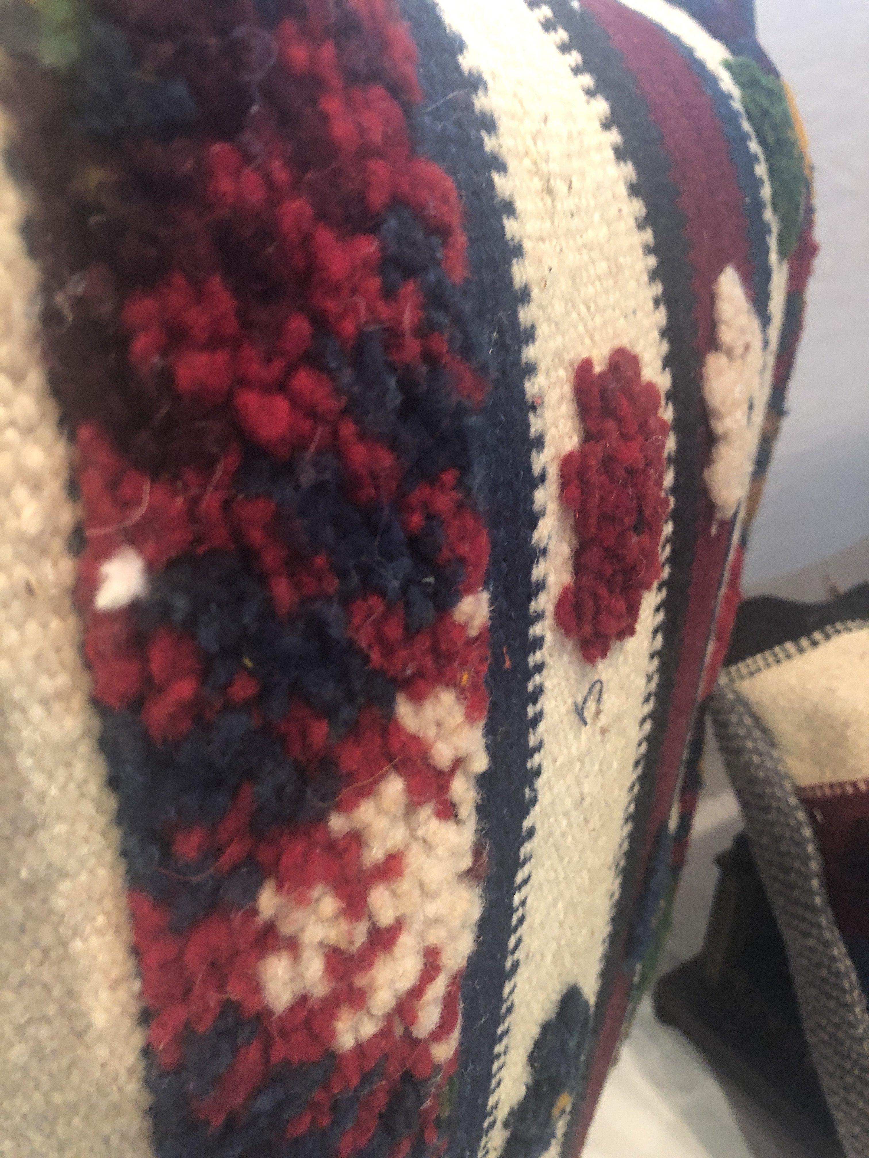 Paar Vintage Kelim-Kissen aus Wolle mit Stammesmotiven im Zustand „Gut“ im Angebot in Plainview, NY