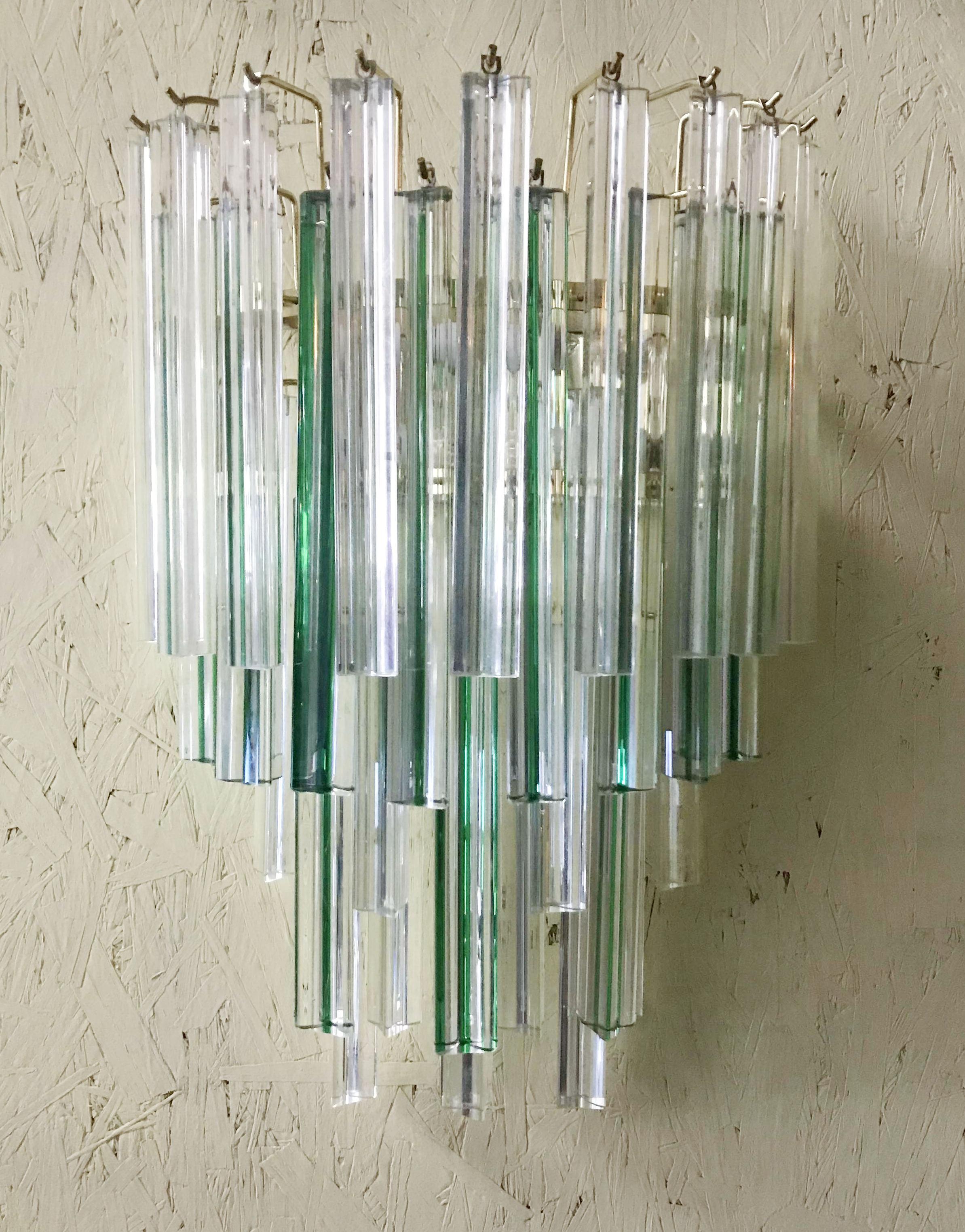 Vintage Italian wall lights with hand blown clear and green Murano glass crystals cut into three points in Triedri technique, mounted on brass back plates / designed by Venini, circa 1970s, made in Italy
2 lights / E12 or E14 type / max 40W