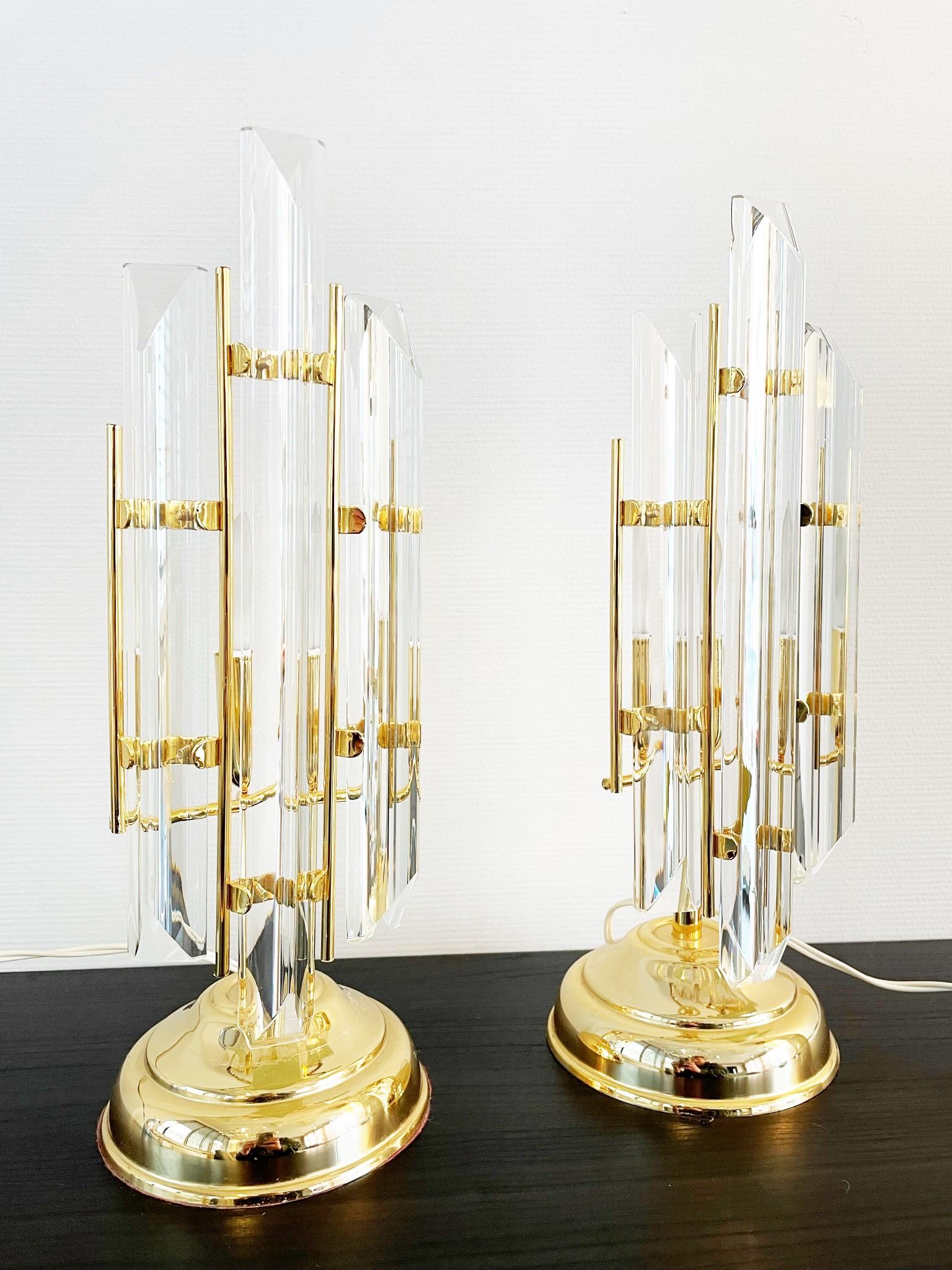 Pair of glass and brass 'triedri' table lamp by Paolo Venini.

The lamps emit a beautiful light.

Tested and ready to use with a regular e14 light bulb.

1970s - Italy

Dimensions:
Height: 37cm/14.56