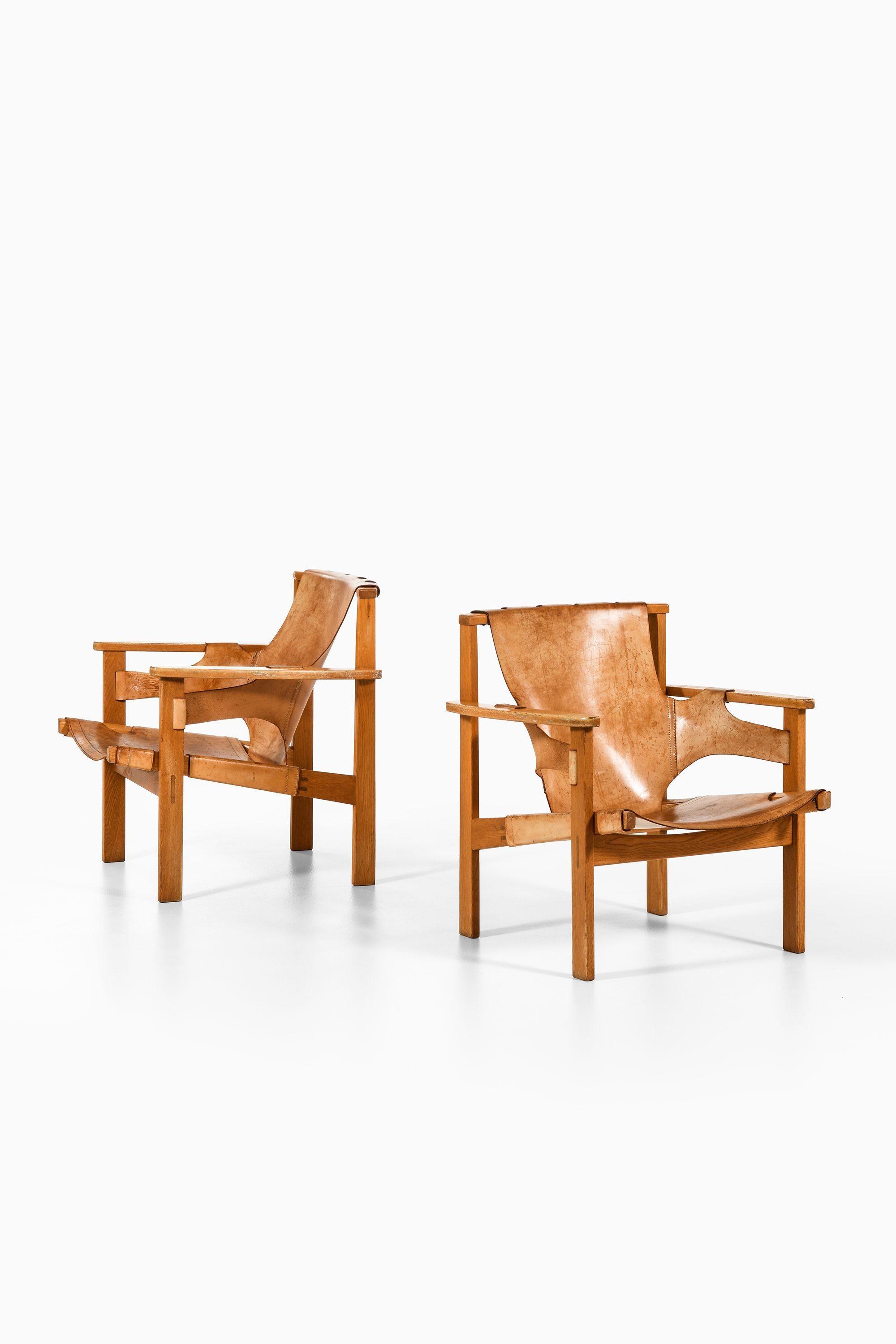 Trienna Easy Chairs aus Eiche und Originalleder von Carl-Axel Acking, 1957, Paar (Skandinavische Moderne) im Angebot