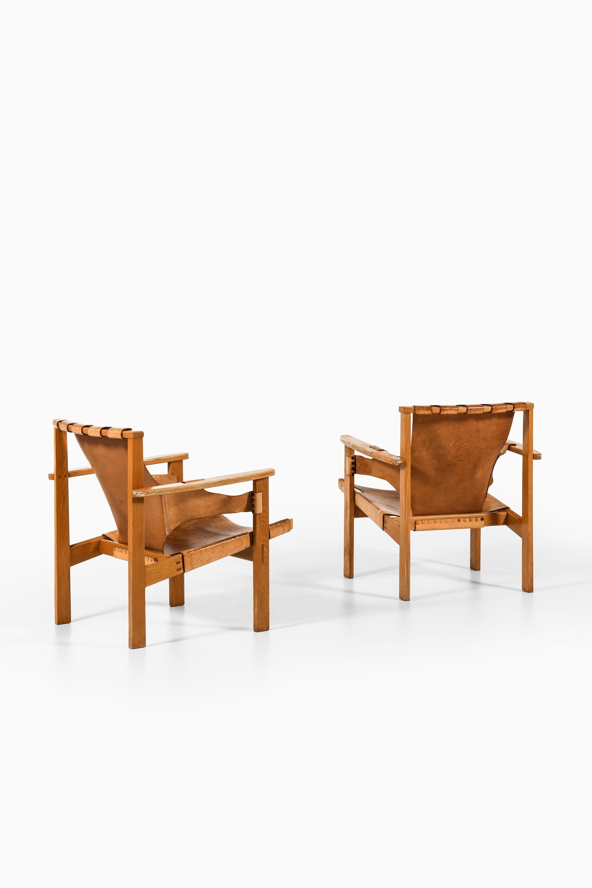 Pair of Trienna Easy Chairs in Oak & Original Leather by Carl-Axel Acking, 1957 In Good Condition For Sale In Limhamn, Skåne län