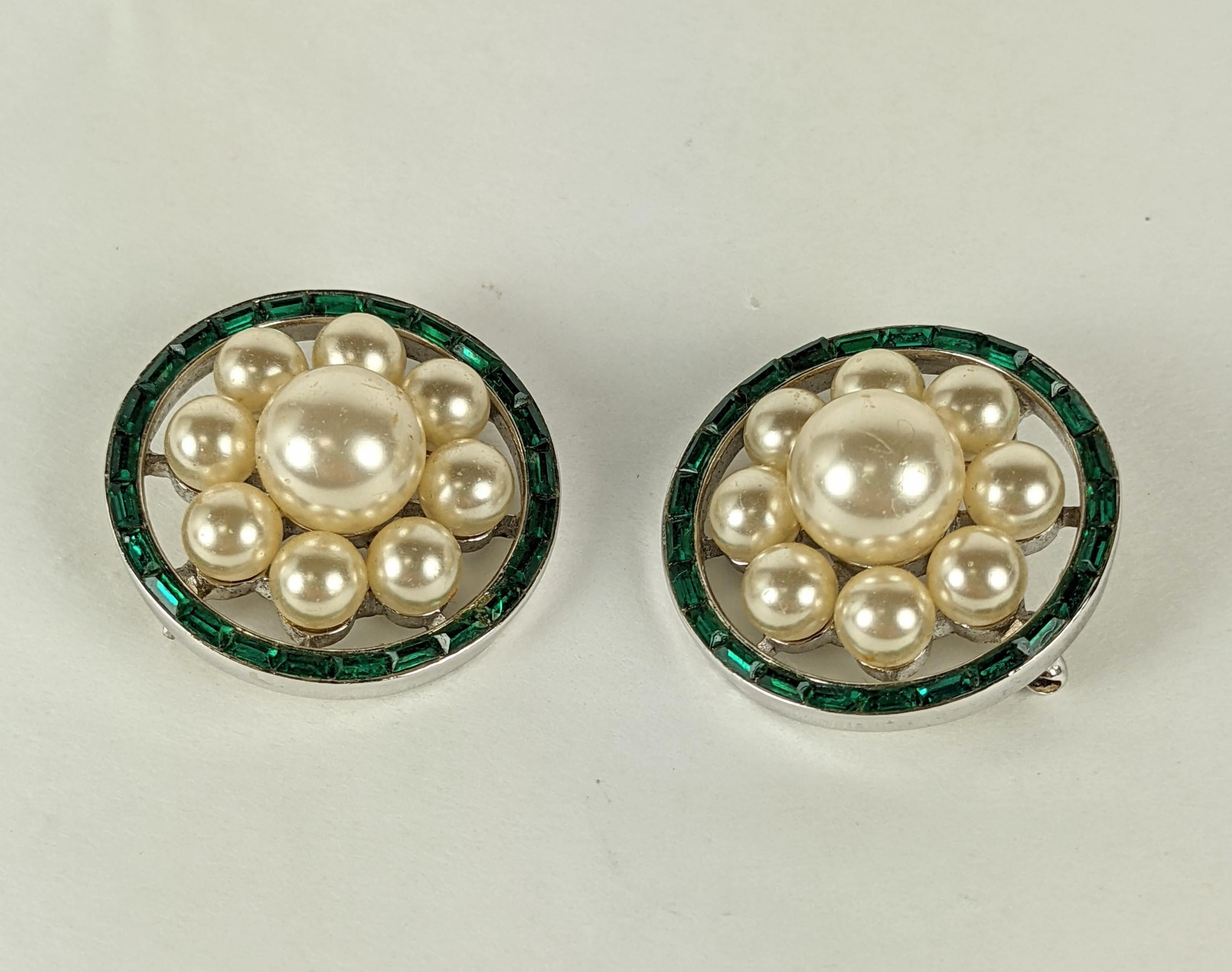 Par de alfileres de perlas y baguettes Trifari en Excelente estado para la venta en New York, NY