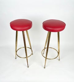 Paar dreibeinige Barhocker aus Messing und rotem Vinyl Gio Ponti-Stil, Italien 1950er Jahre