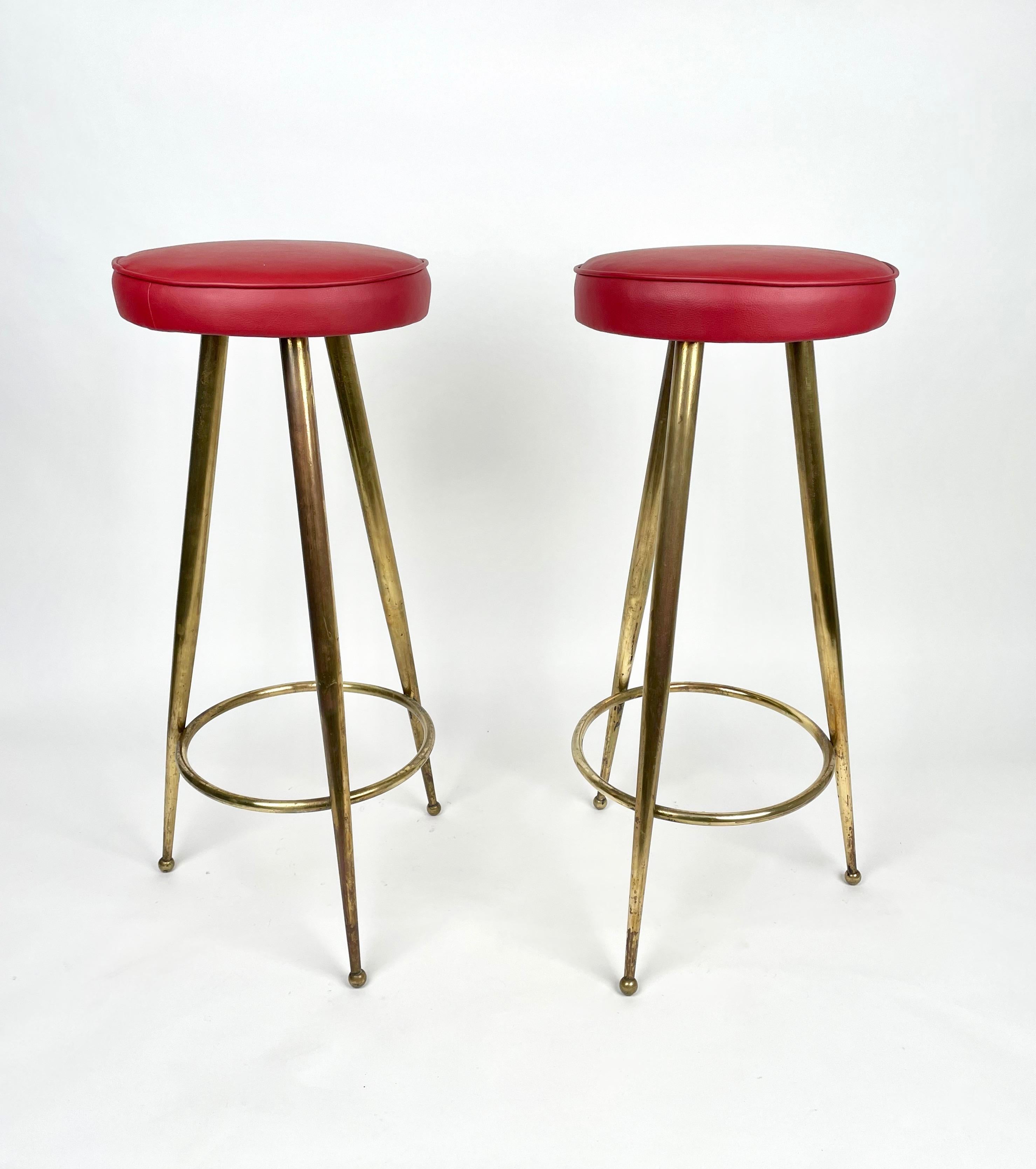 Mid-Century Modern Pair of Tripod Bar Stools Brass and Red Vinyl  Gio Ponti style, Italy 1950s For Sale