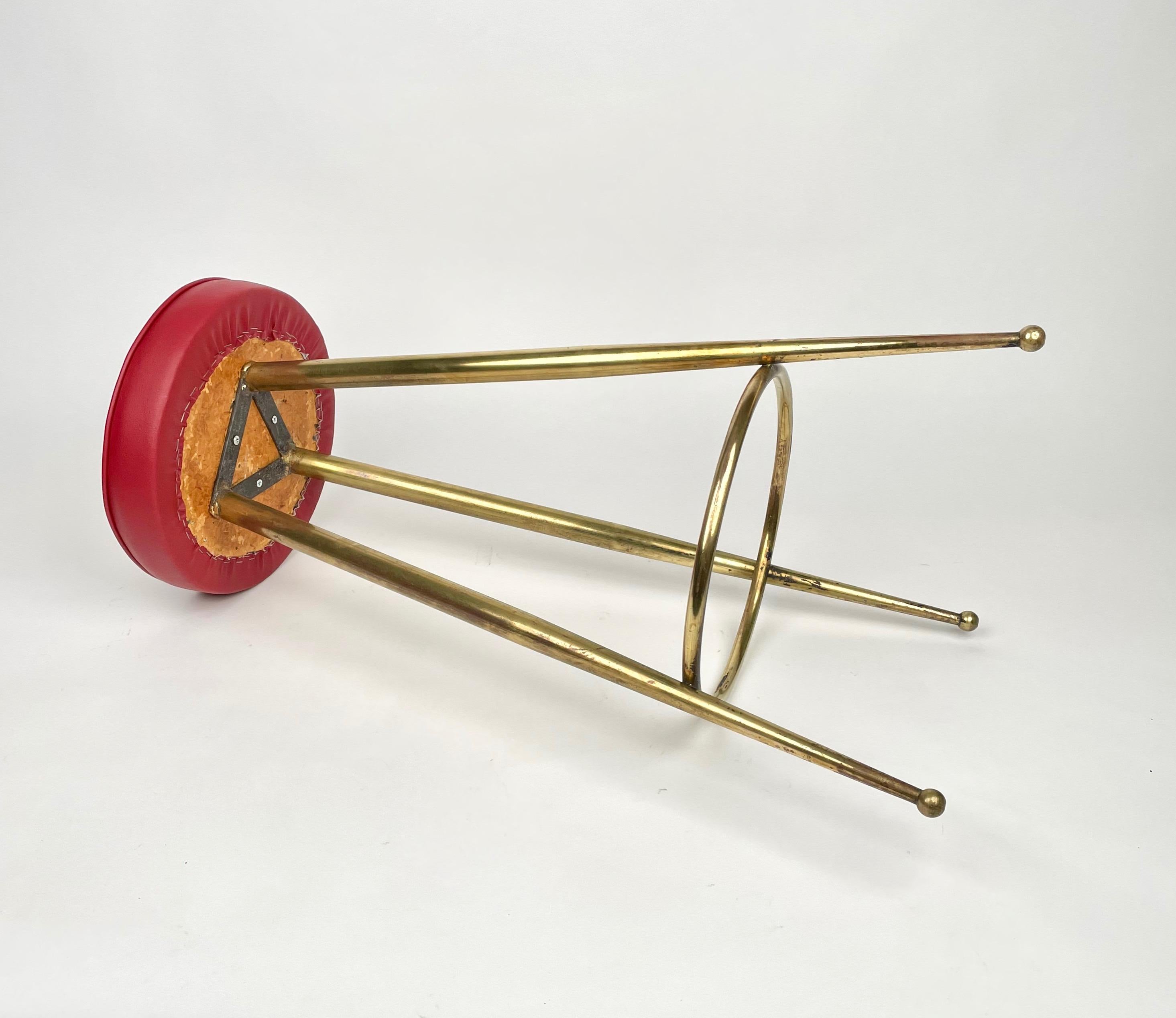Italian Pair of Tripod Bar Stools Brass and Red Vinyl  Gio Ponti style, Italy 1950s For Sale
