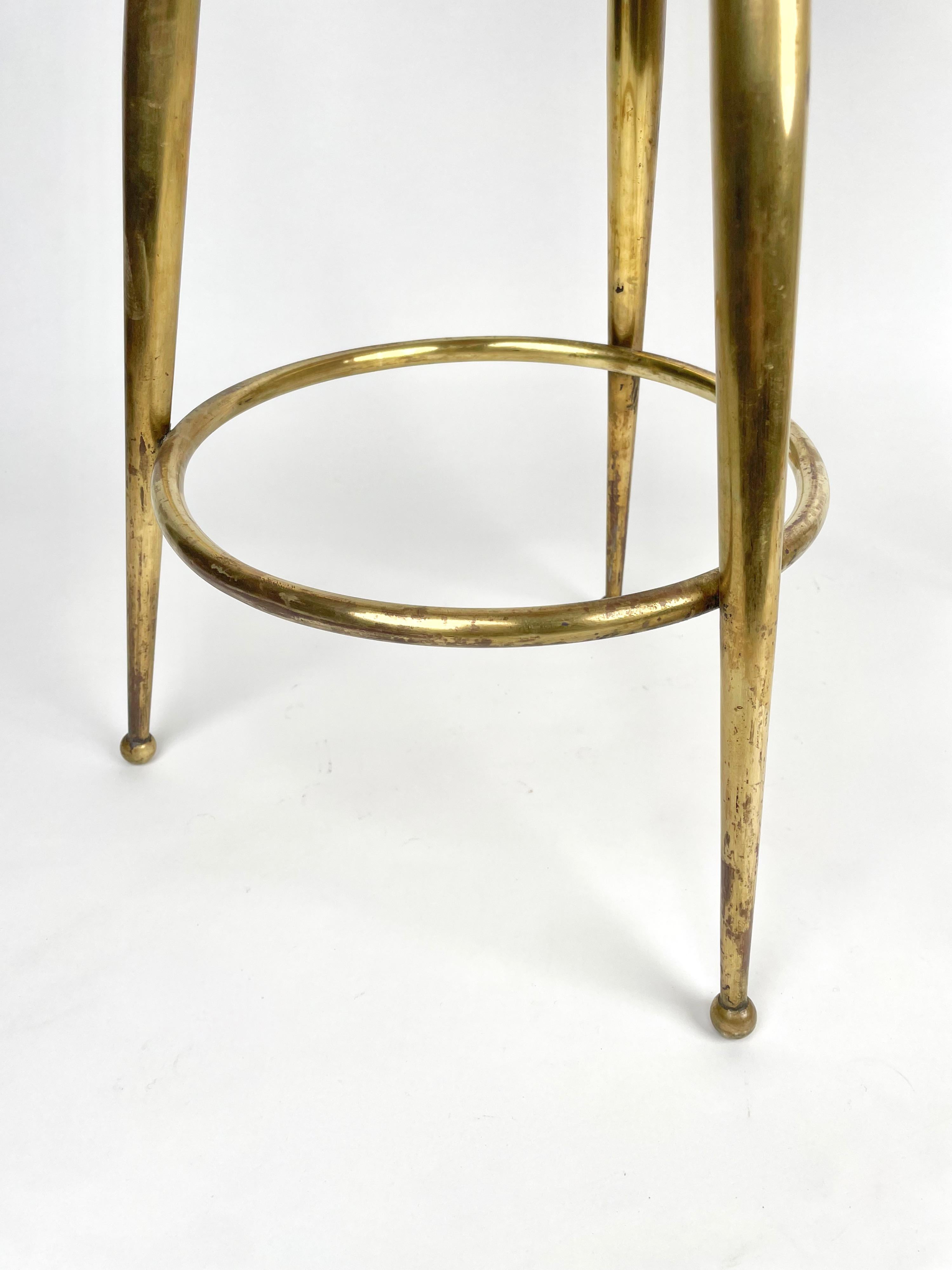 Pair of Tripod Bar Stools Brass and Red Vinyl  Gio Ponti style, Italy 1950s In Good Condition For Sale In Rome, IT