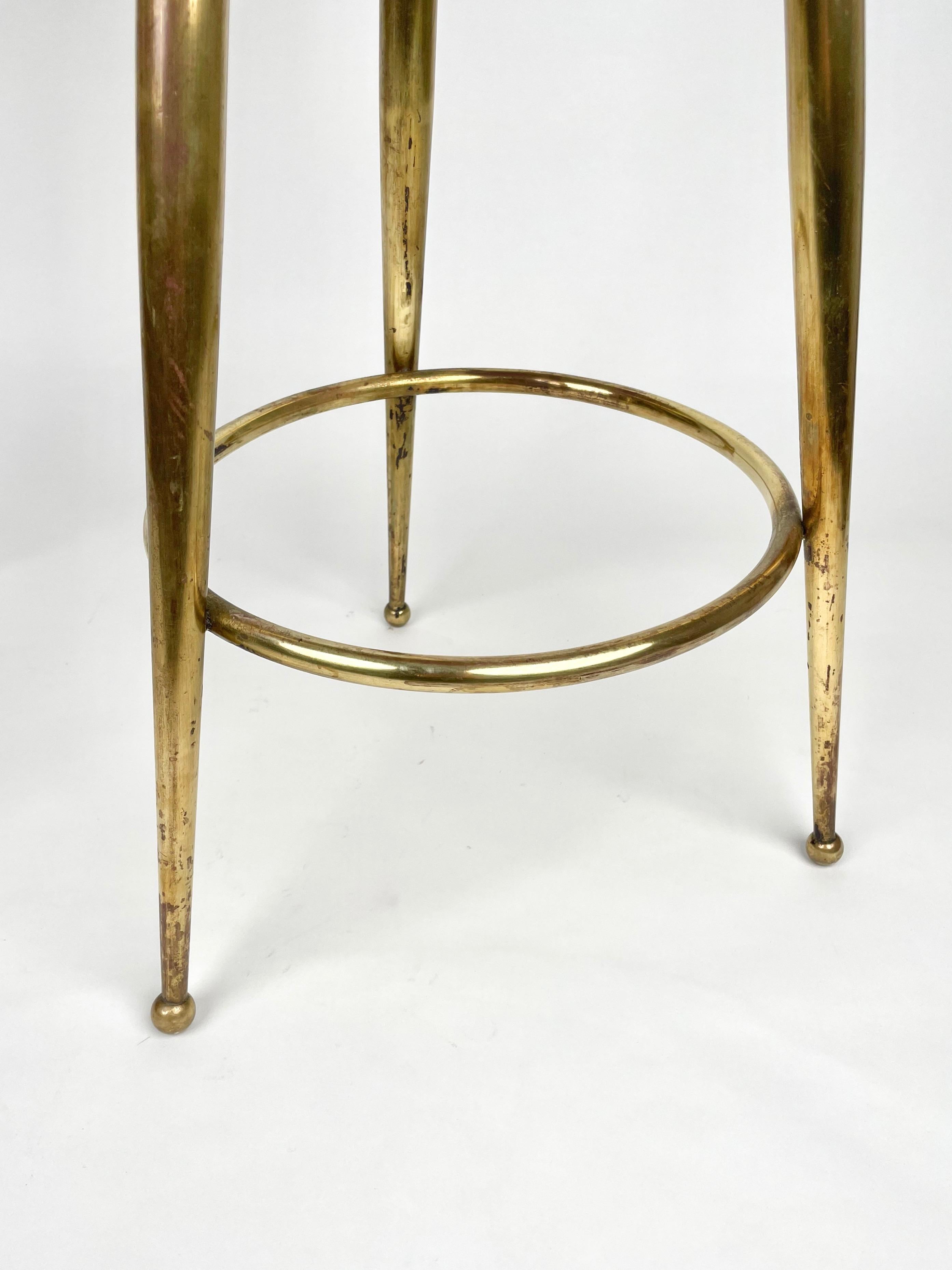 Mid-20th Century Pair of Tripod Bar Stools Brass and Red Vinyl  Gio Ponti style, Italy 1950s For Sale