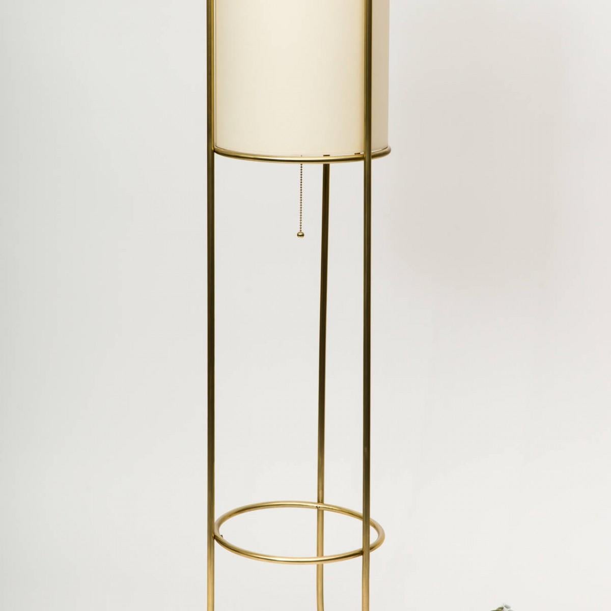 Américain Paire de lampadaires tripodes en laiton à la manière de T.H. Robsjohn-Gibbings en vente