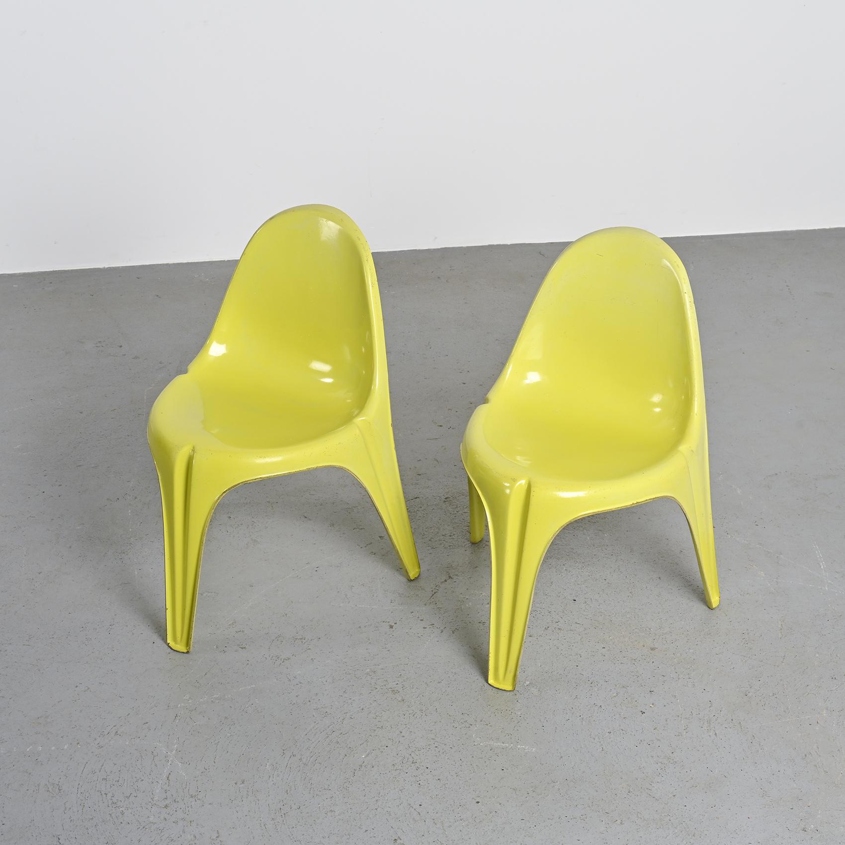 Vetroresina Coppia di sedie a treppiede di Walter Frey, circa 1968 in vendita